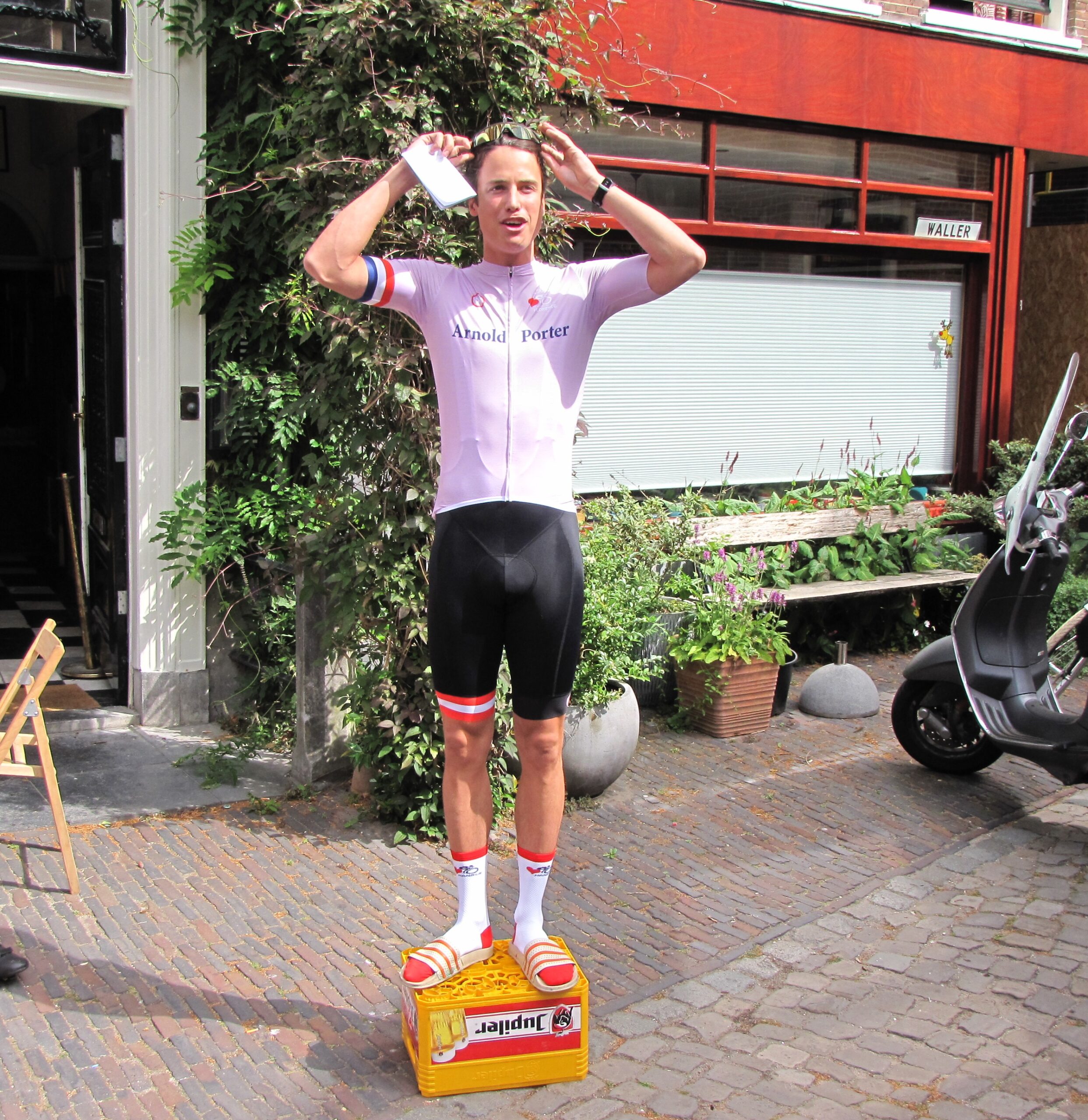 Pieter van Sint Truiden stelt het team voor aan de aanwezigen. (Foto: Paul Aalbers)