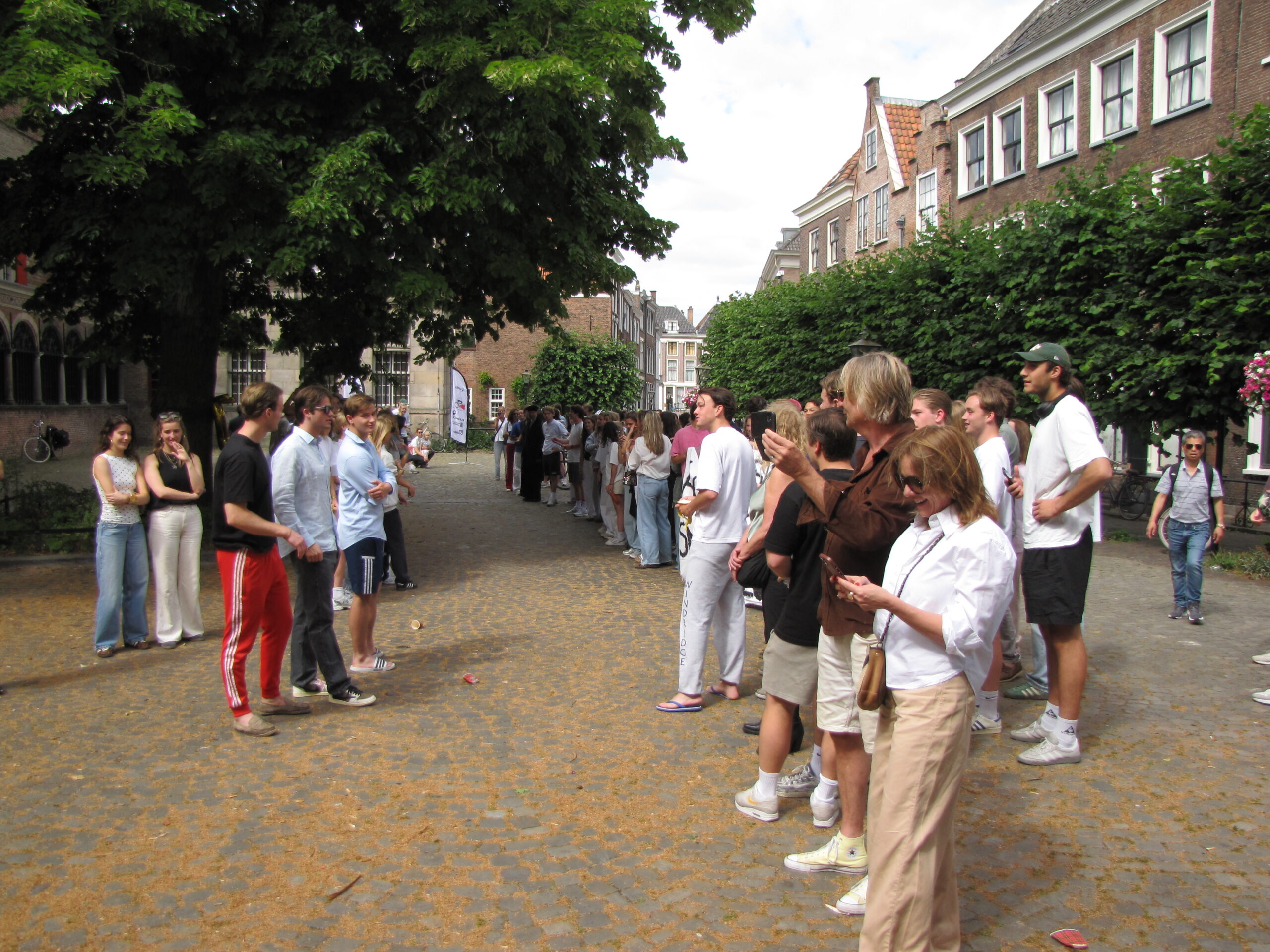 Publiek vormt een haag. (Foto: Paul Aalbers)
