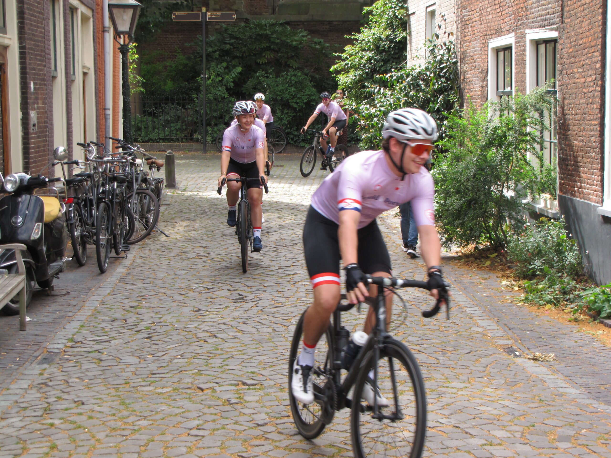 Want na een klein rondje laten de fietsers zich nog één keer toejuichen en uitzwaaien. (Foto: Paul Aalbers)
