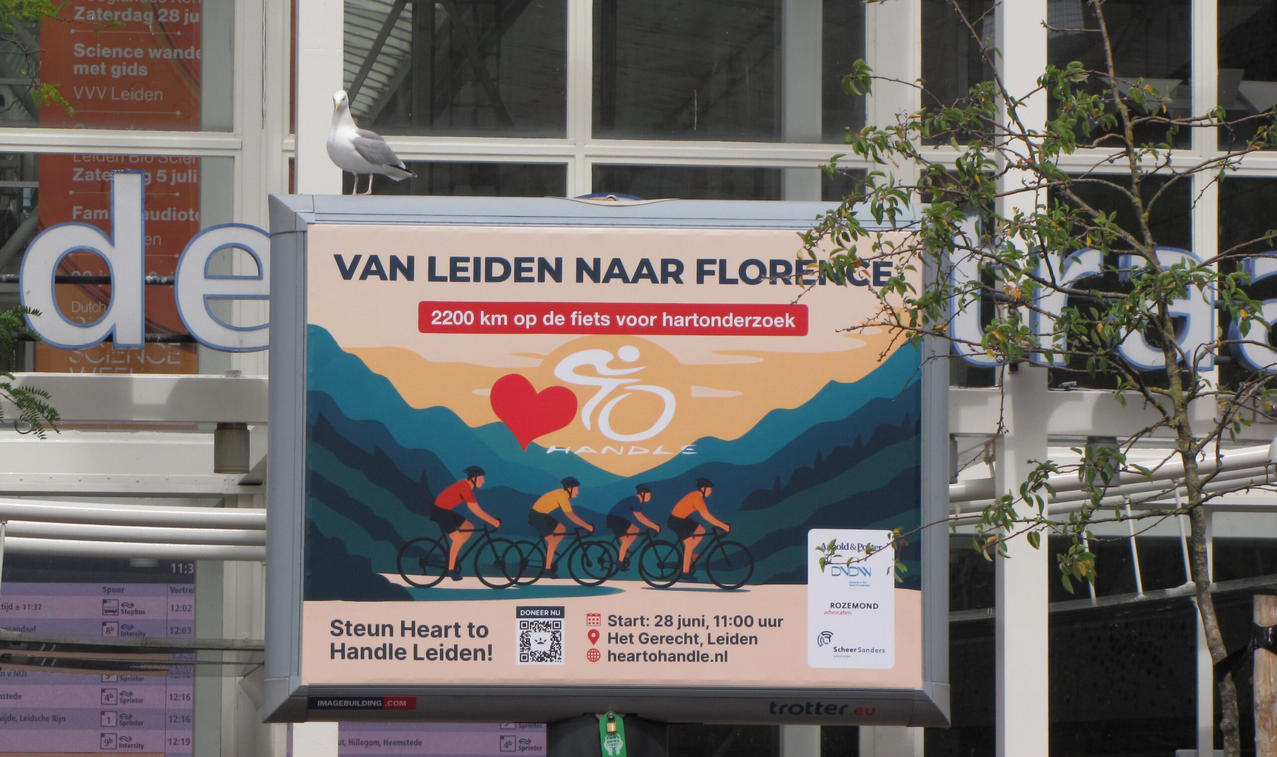 Sinds vrijdag 27 juni kunnen treinreizigers niet om de fietstocht heen. (Foto: Paul Aalbers)