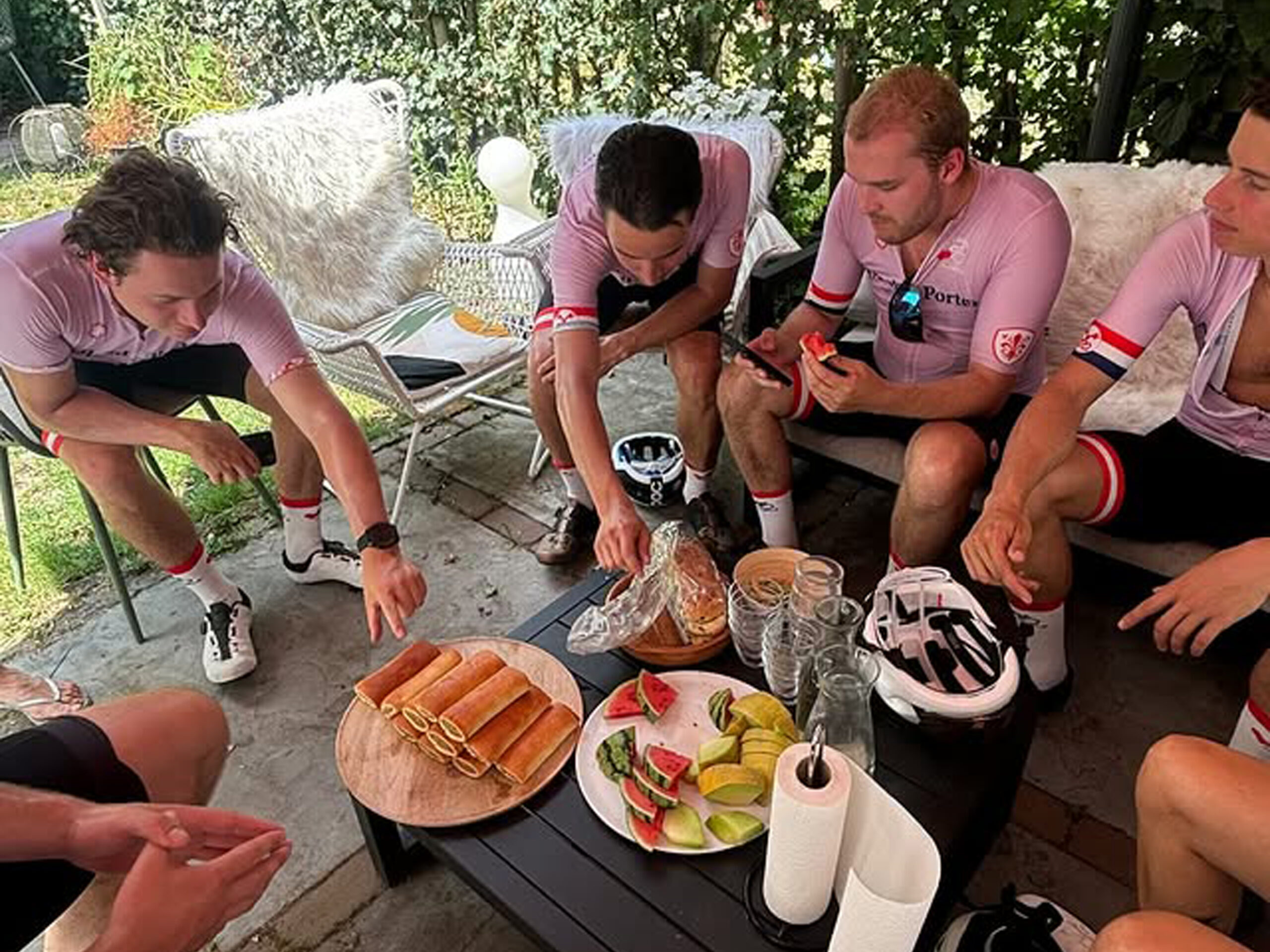 Eerste stop in Waalre. Natuurlijk met worstenbroodjes. (Foto: Heart To Handle Leiden)