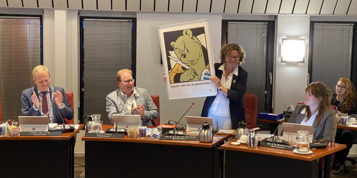 Familie Oosterheert schenkt Bommelposter aan gemeenteraad Zoeterwoude