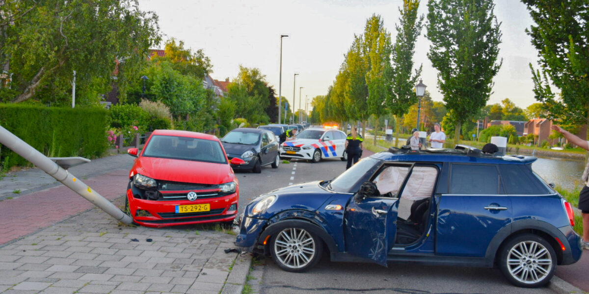 Automobilist ramt geparkeerde auto's en slaat over de kop