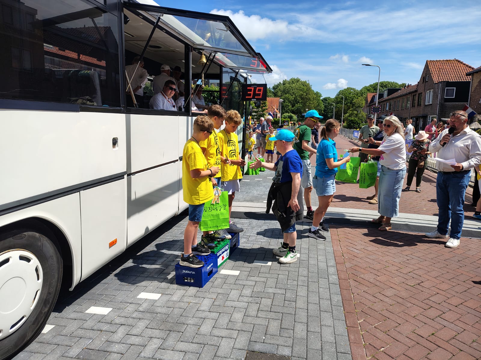Ronde mister reikt prijzen uit. (Foto: Martijn Borst)