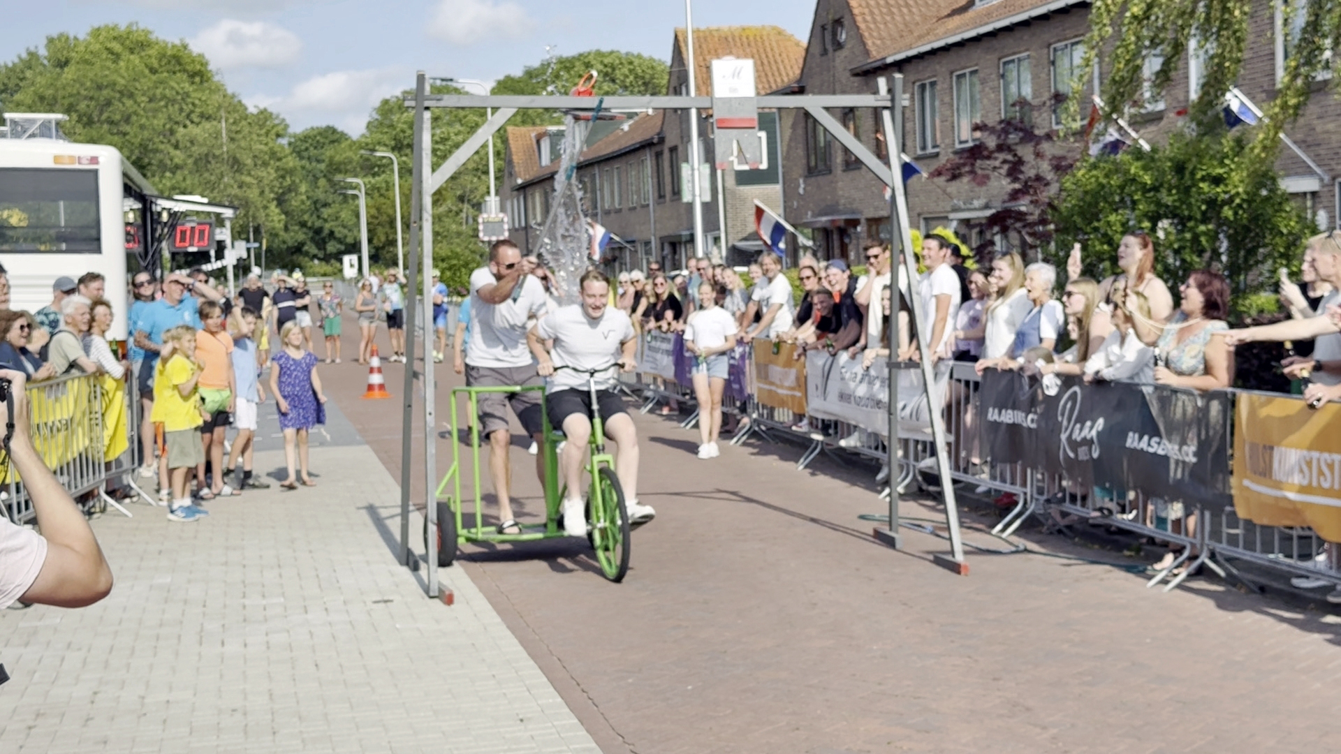 Ringsteken gaat mis. (Foto: Paul Aalbers)