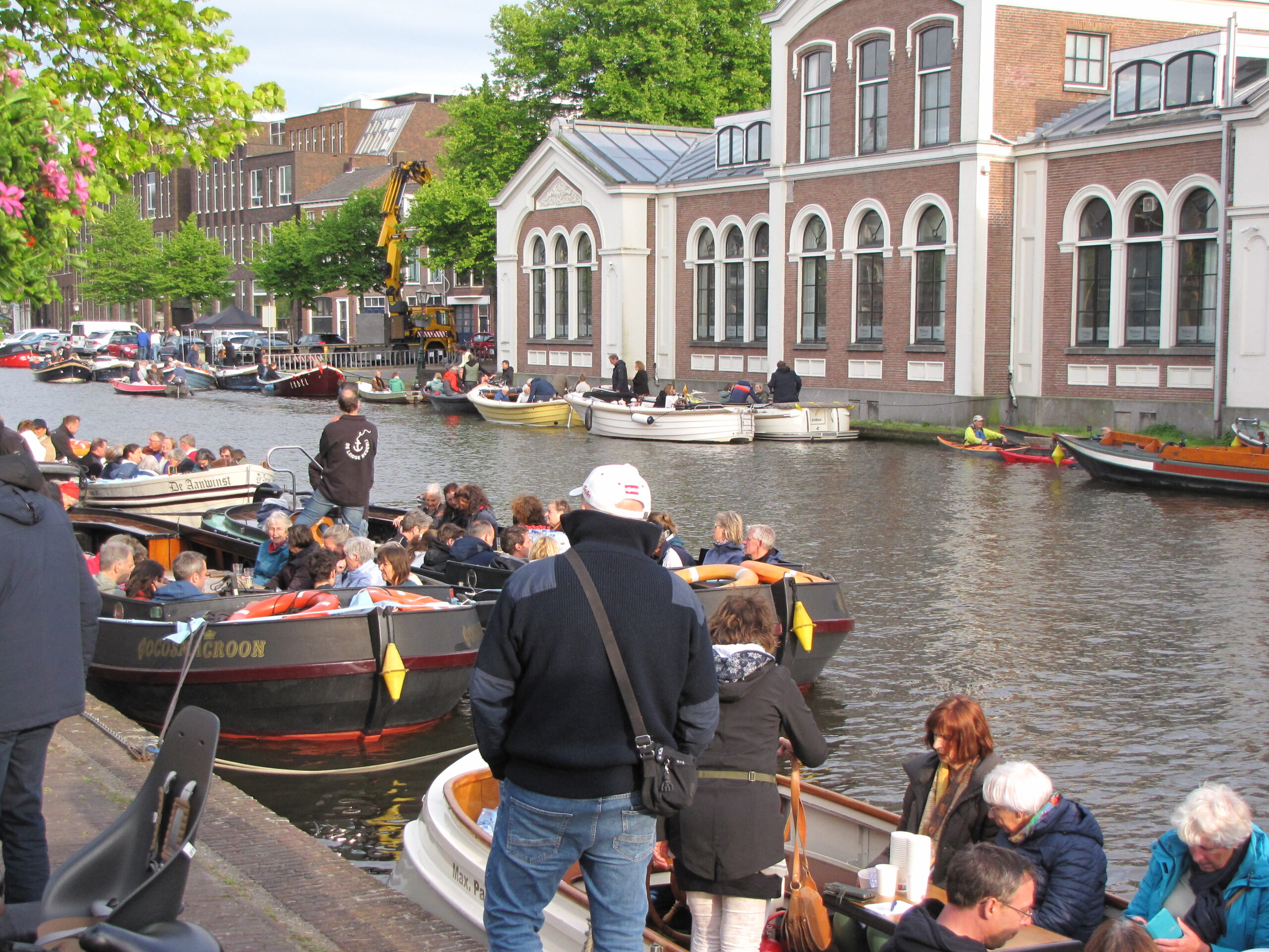 Verzamelen in de boten aan de Apothekersdijk. (Foto: Paul Aalbers)
