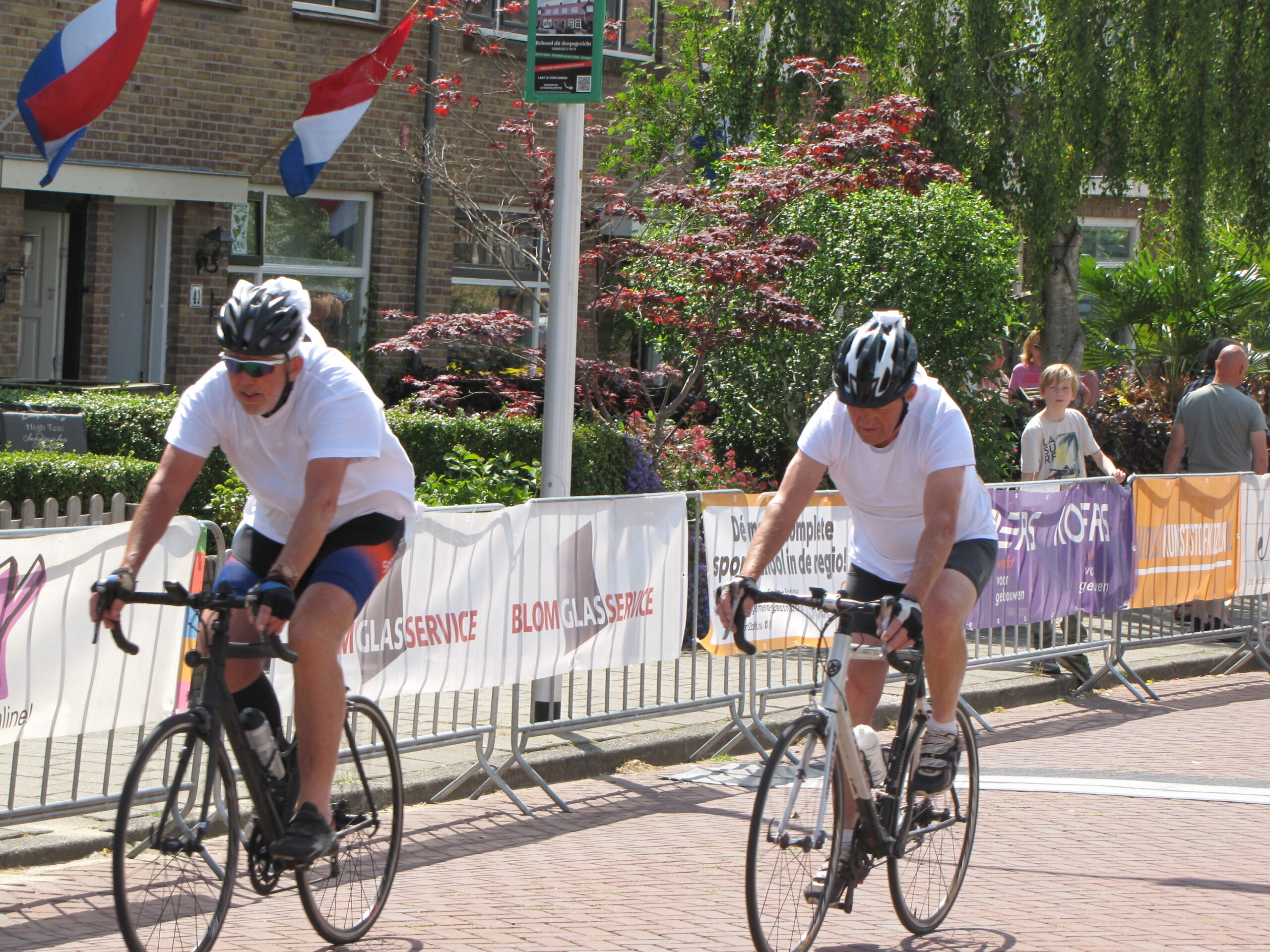 Deelnemers met witte linten. (Foto: Paul Aalbers)