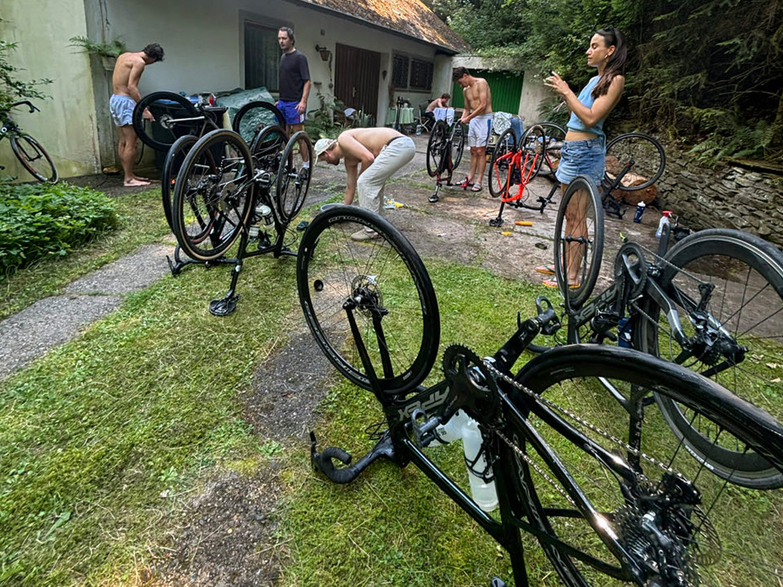 Onderhoud aan de fietsen. (Foto: Heart To Handle Leiden)