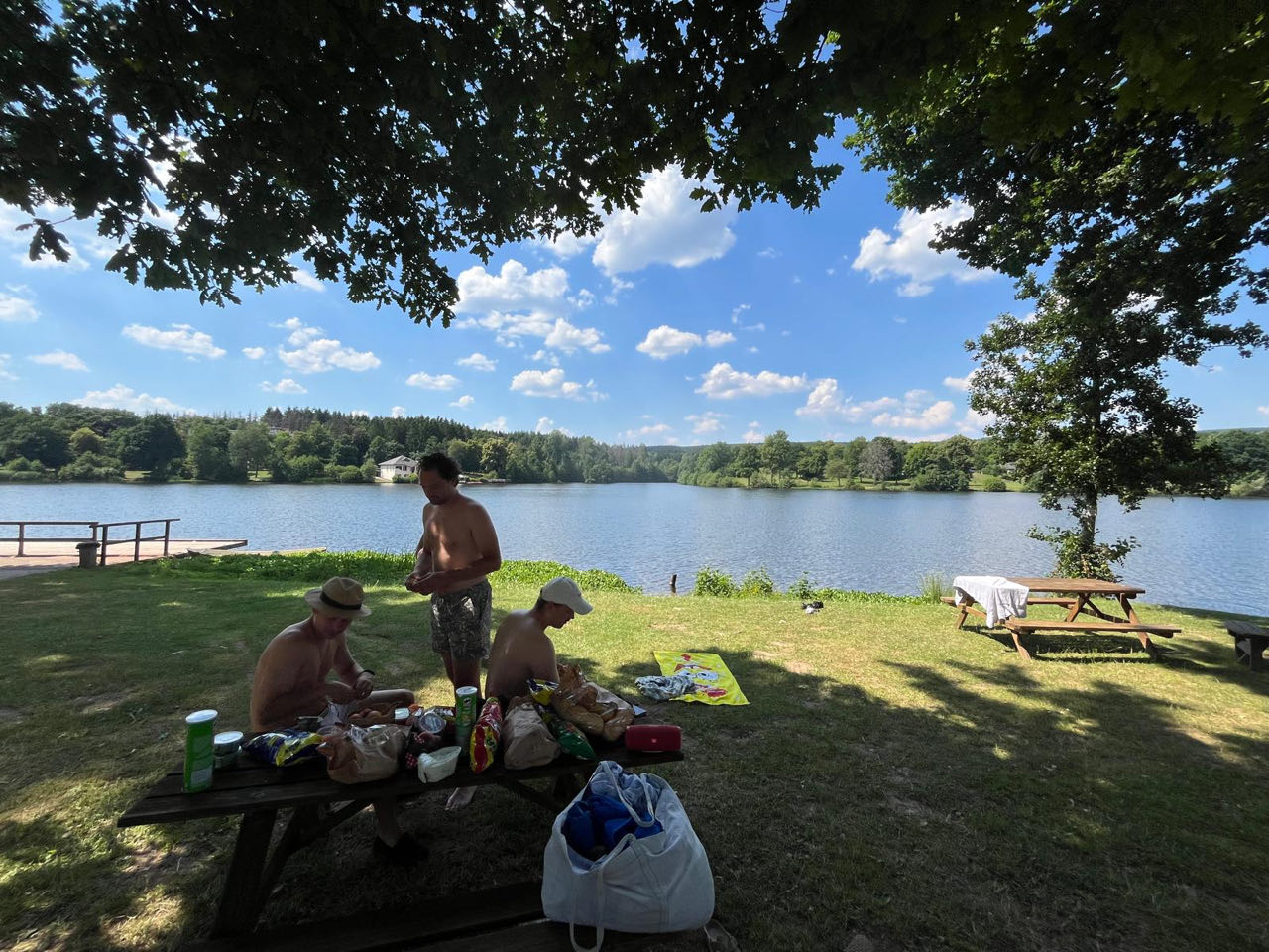 Verkoeling aan stuwmeer, tijdens de rustdag in Trier. (Foto: Heart To Handle Leiden)