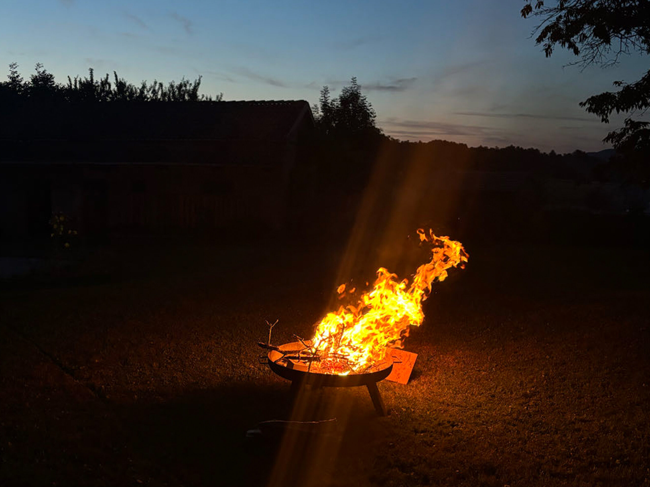 Het door gastheer Michel aangestoken kampvuur. (Foto: Heart To Handle Leiden)