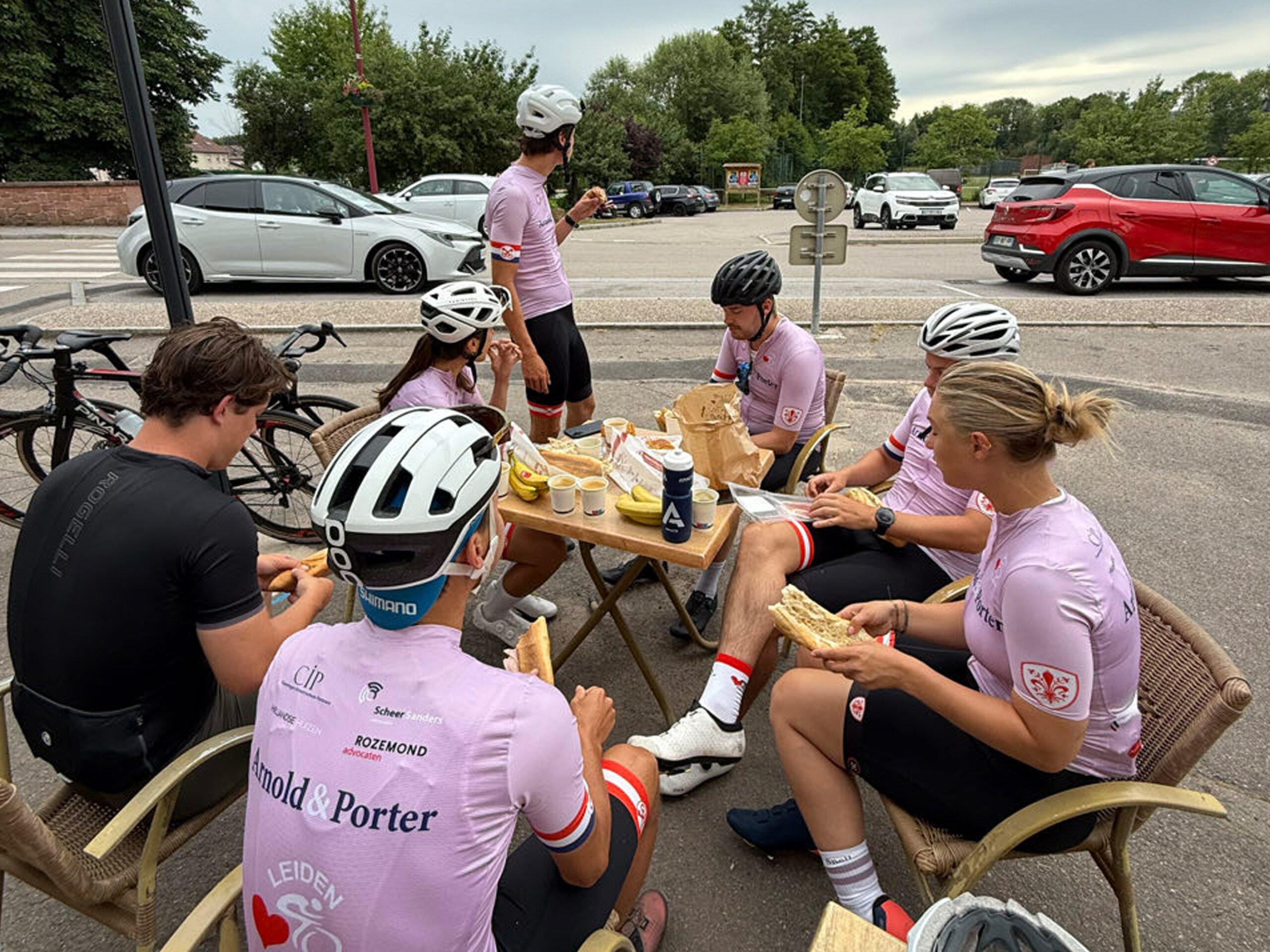 Croissantjes en koffie bij de boulangerie. (Foto: Heart To Handle Leiden)
