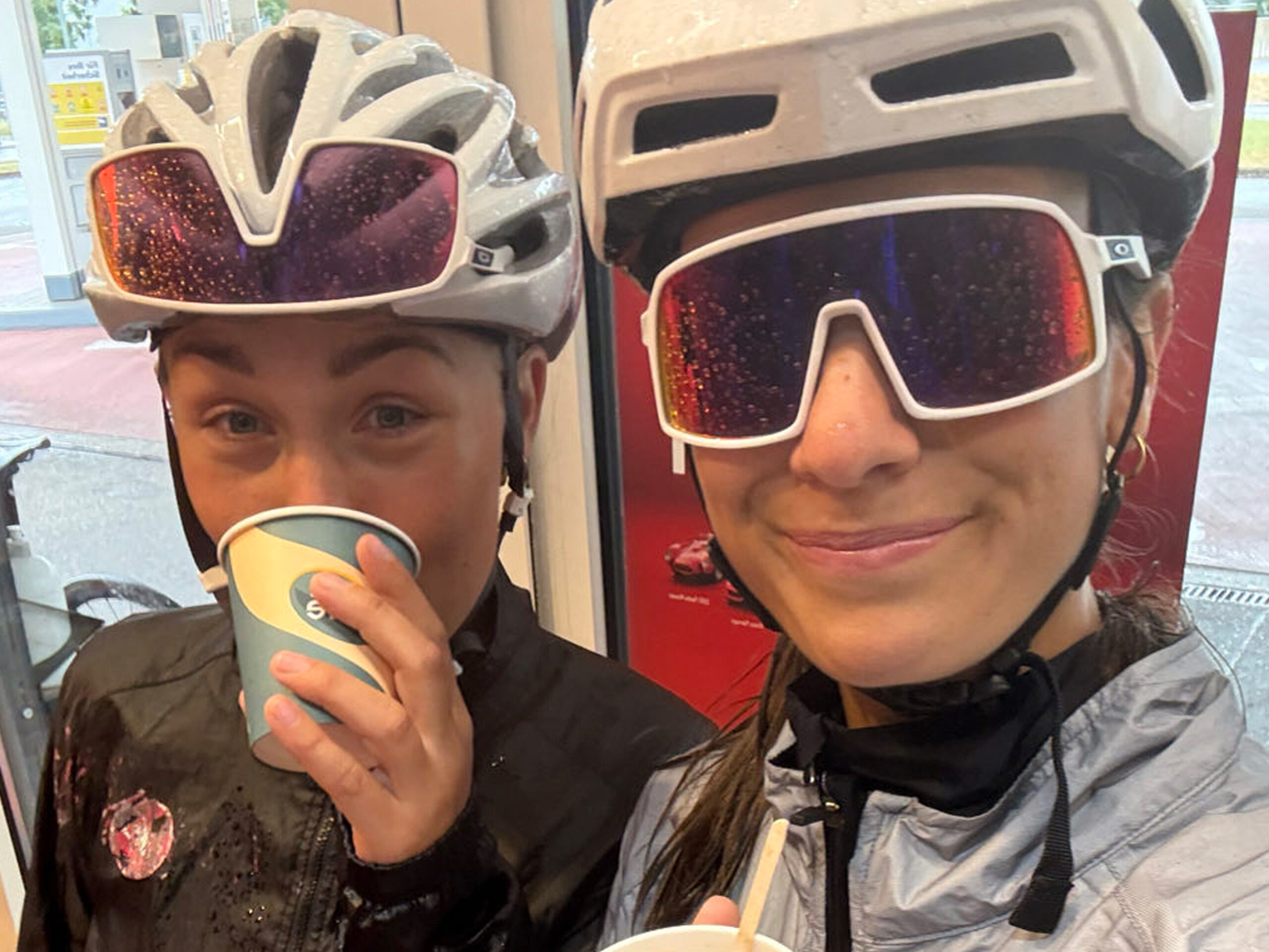 Warme koffie in een heel klein tankstationnetje. (Foto: Heart To Handle Leiden)