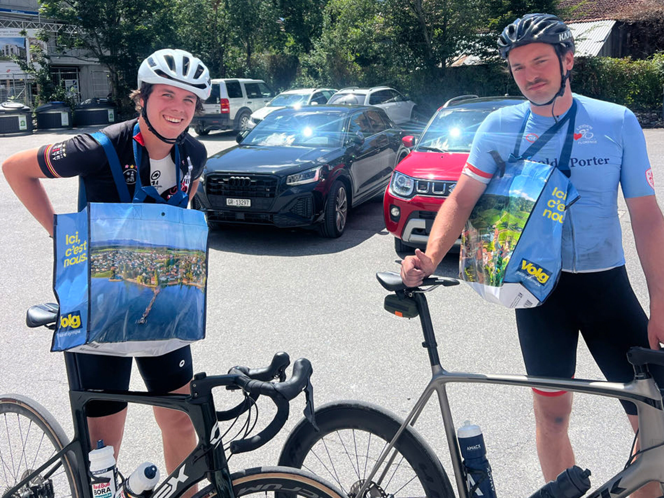 Als je geen bagagedrager hebt en de spullen voor de lunch wel mee moeten. (Foto: Heart To Handle Leiden)