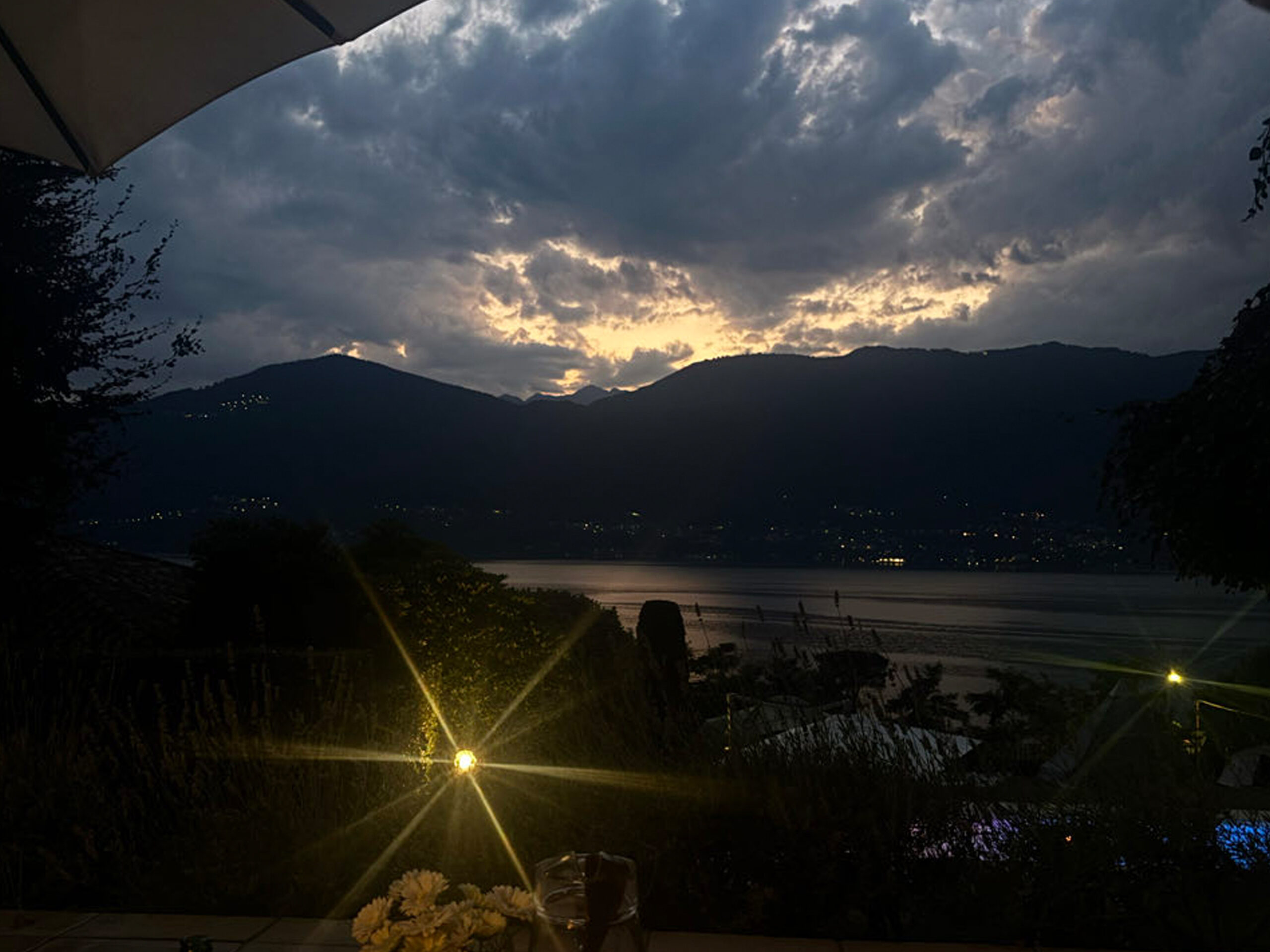 Lago Maggiore bij het vallen van de avond. (Foto: Heart To Handle Leiden)
