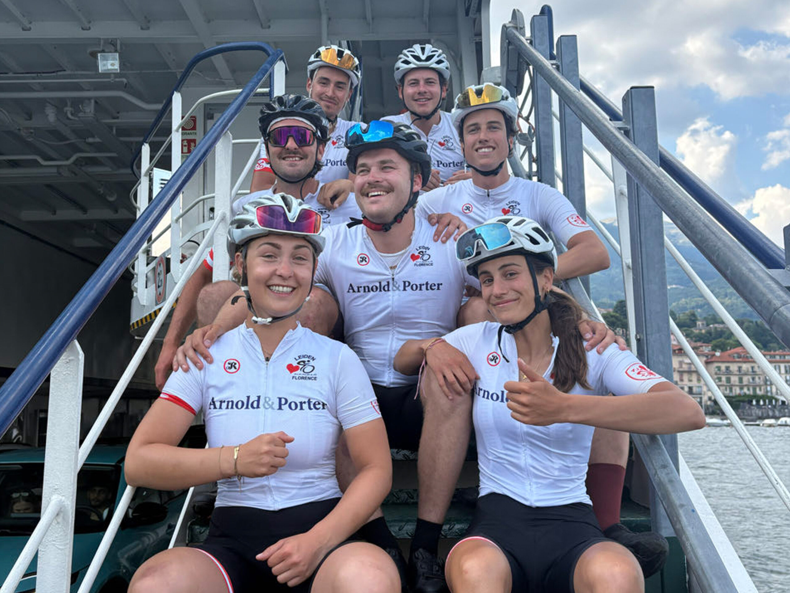 Groepsfoto op de pont naar Varenno. (Foto: Heart To Handle Leiden)