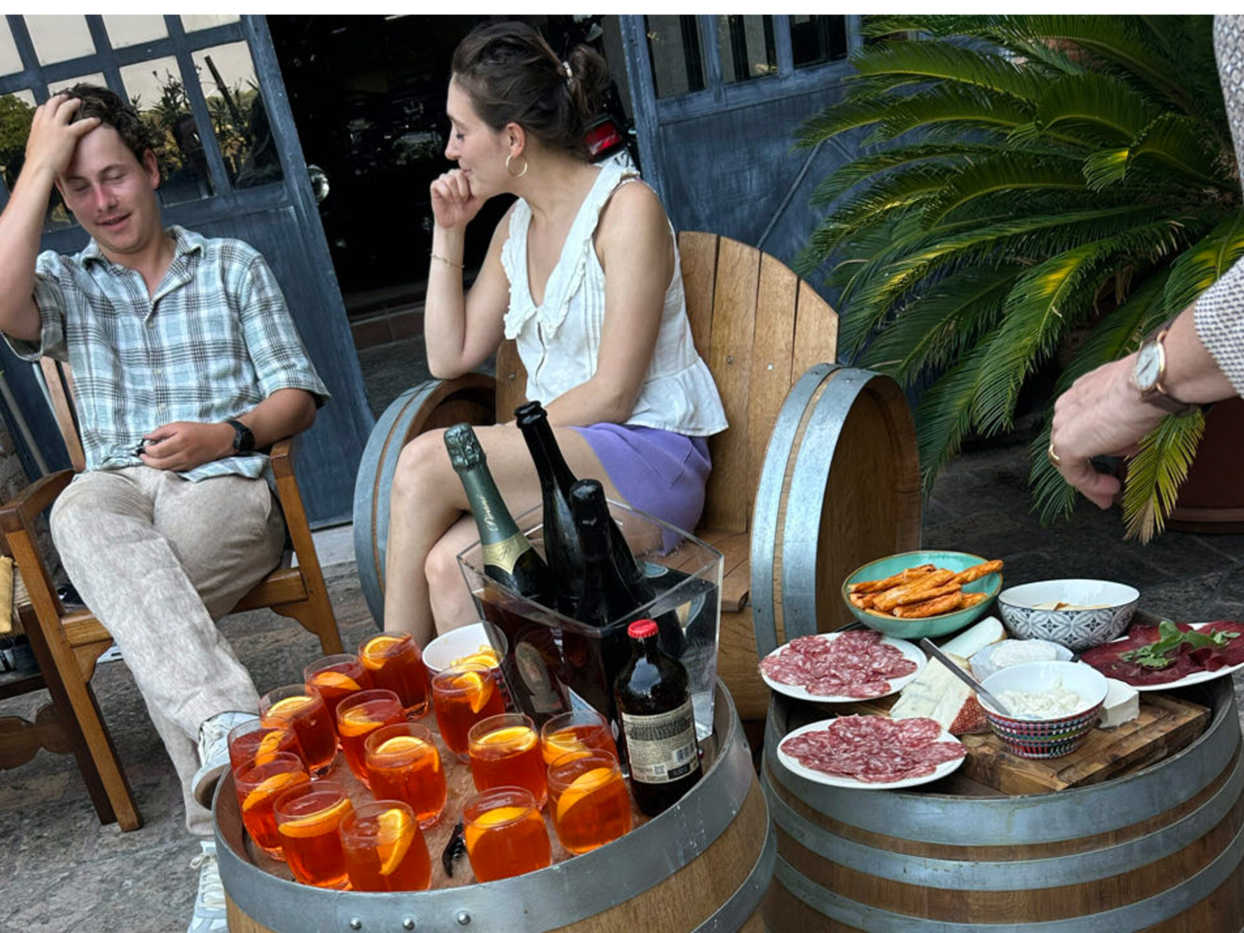 Aperol Spritz bij aankomst in Castellaro Lagusello. (Foto: Heart To Handle Leiden)