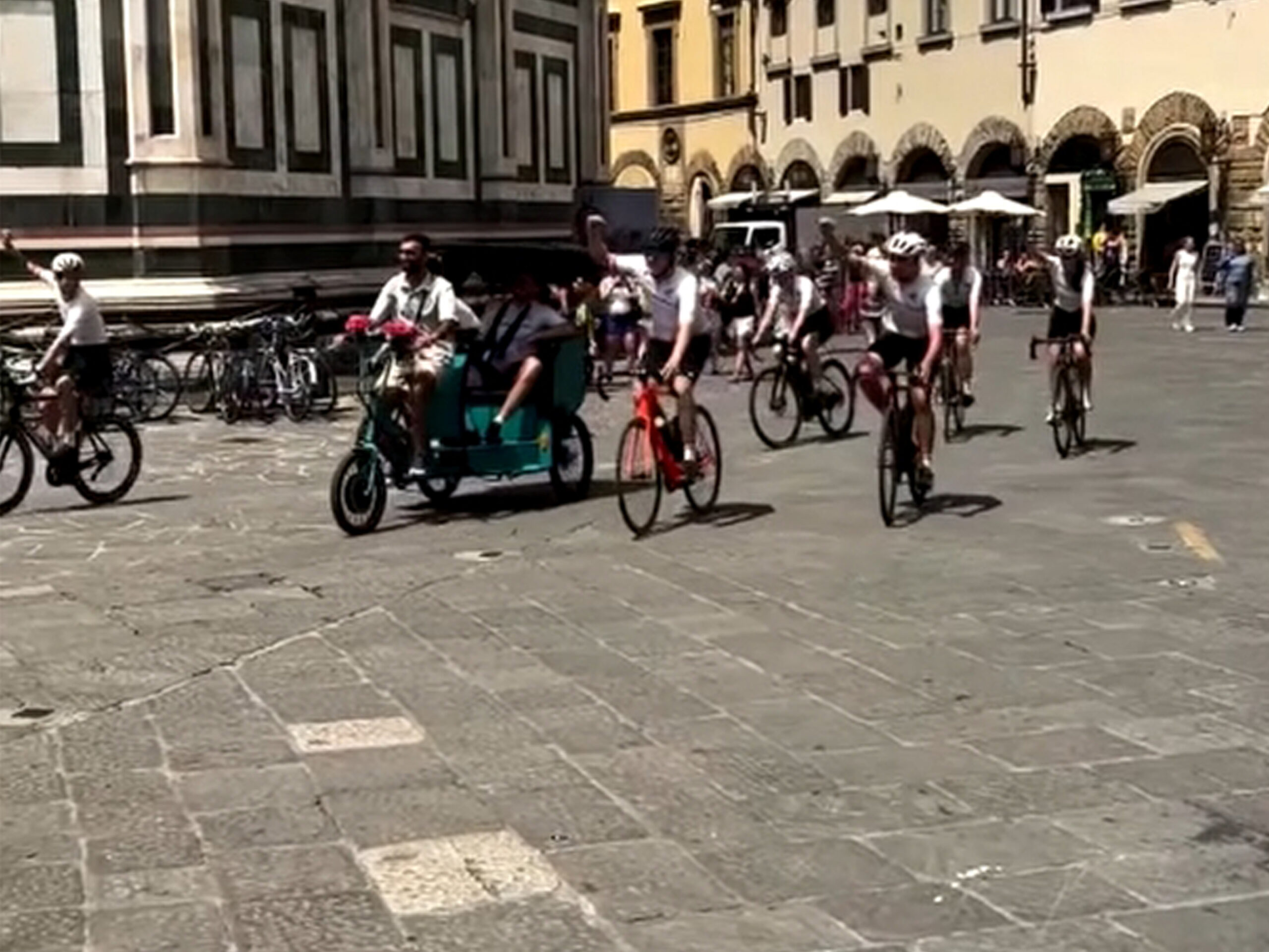 Aankomst In Florence. Titus Aris, met mitella, moest zich laten rijden. (Foto: Mels Kee)