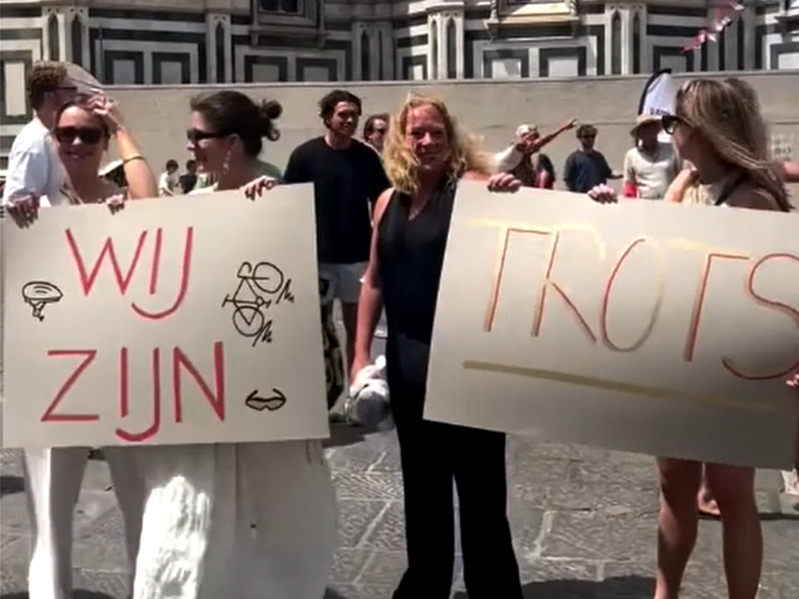 Trotse familieleden en vrienden verwelkomen de fietsers. (Foto: Heart To Handle Leiden)
