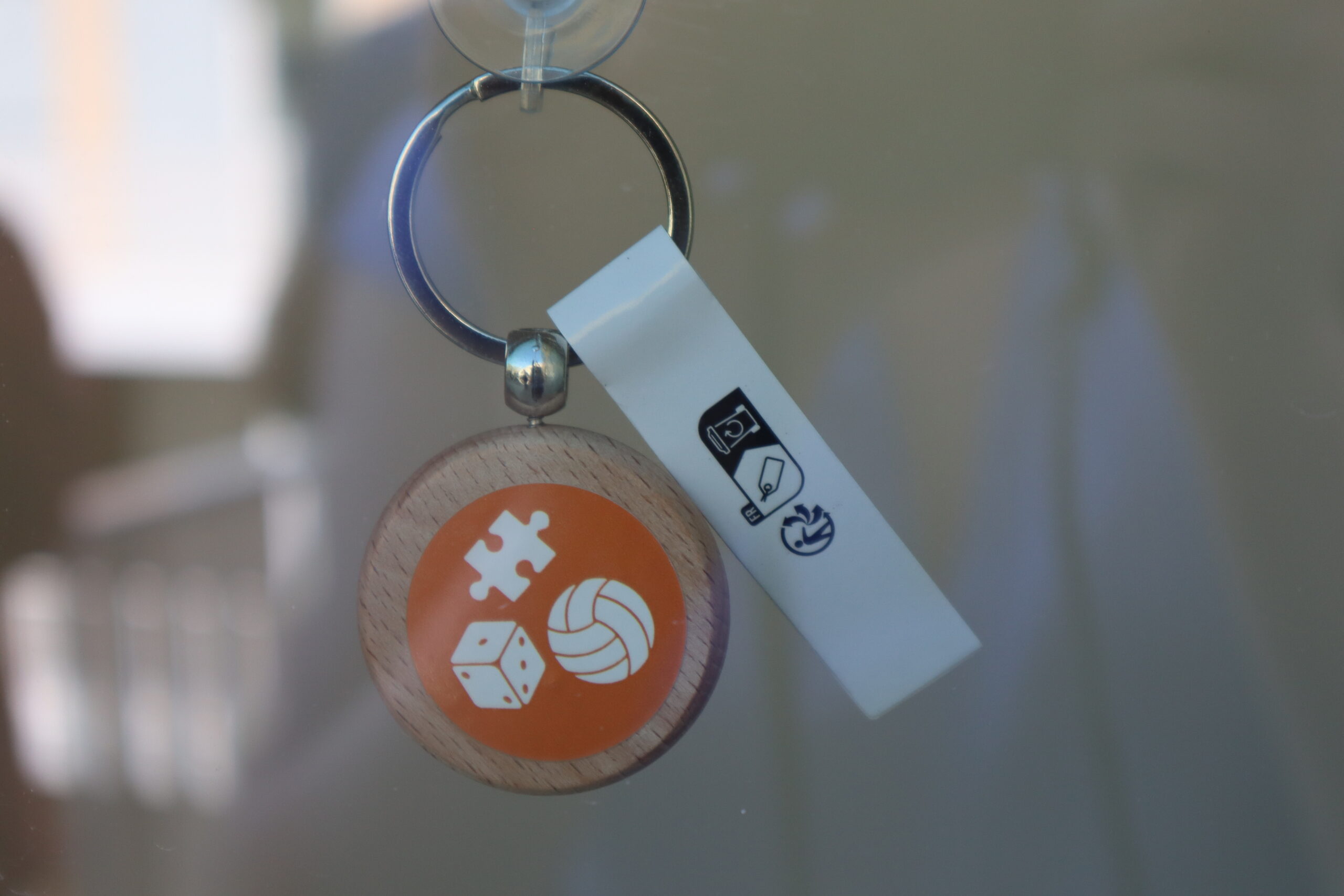 Bewoners kunnen aan hun voordeur een sleutelhanger hangen waarop hun interesses staan. Zo weten buren waarmee ze elkaar kunnen aanspreken — een laagdrempelige manier om een praatje te maken en contact te leggen. Een hobby, huisdier of favoriete sport kan zo het begin zijn van een gesprek.