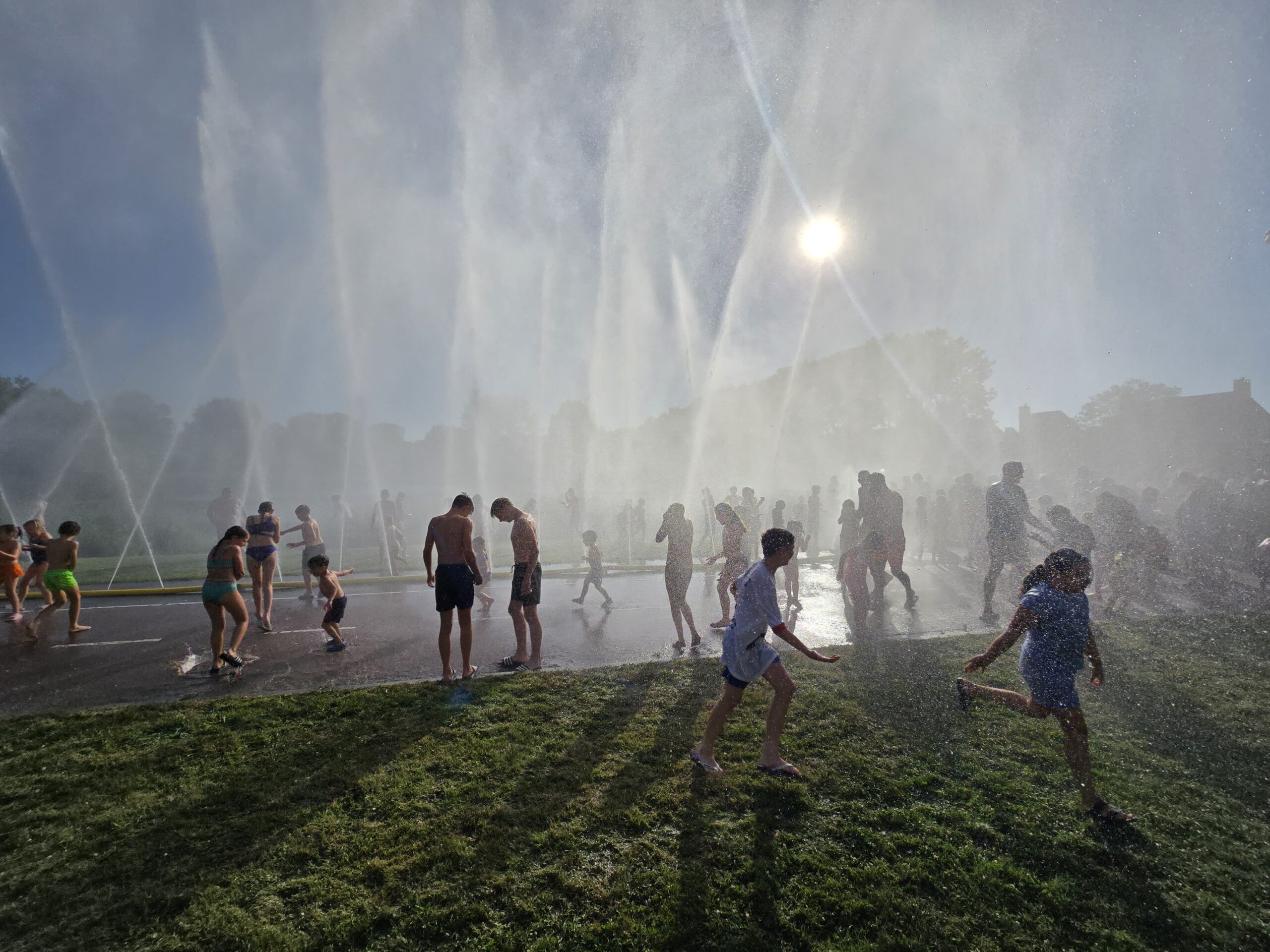 Honderden bezoekers kwamen op het waterfestijn af. (Foto: Maikel van Meurs).