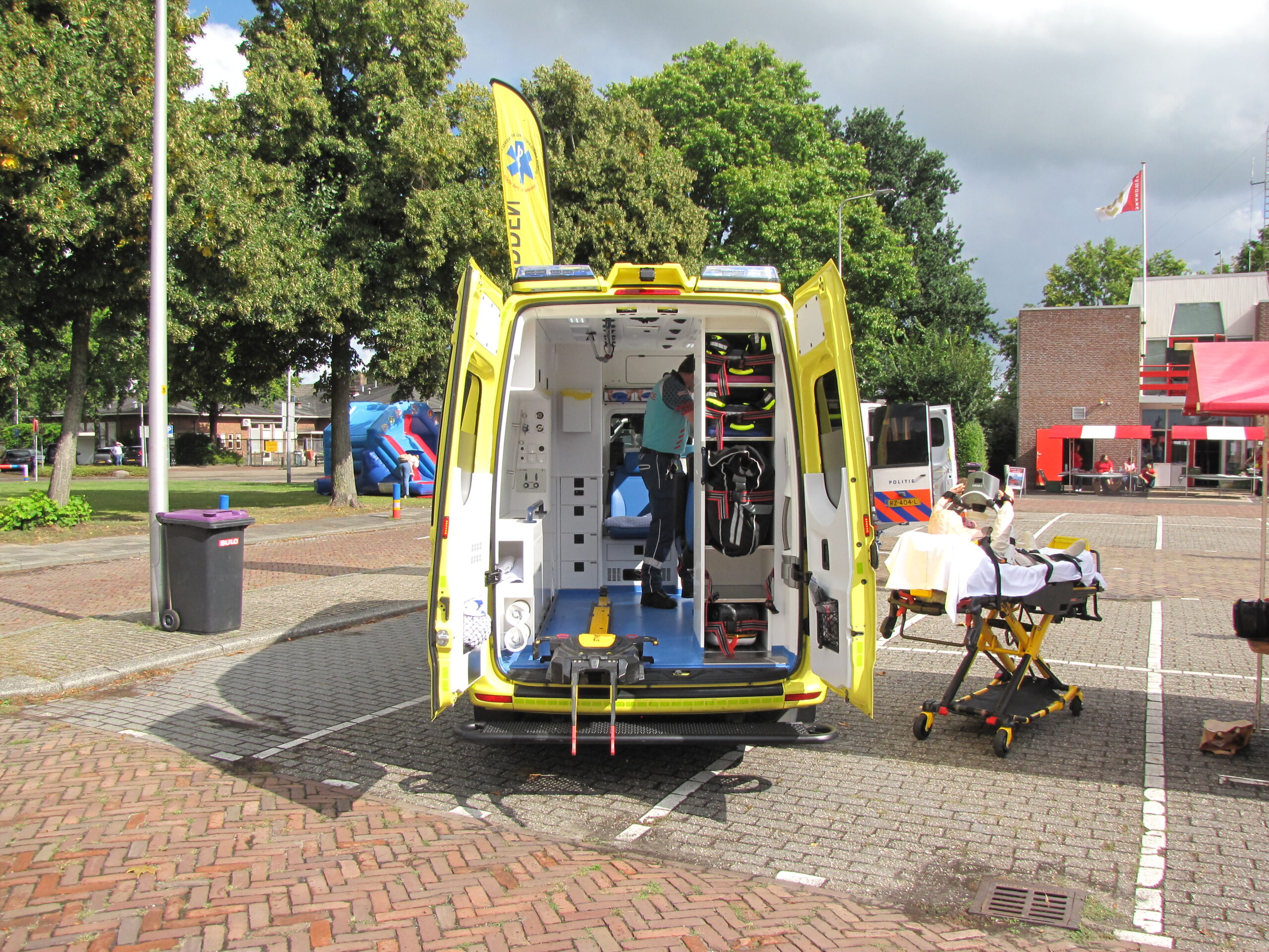 Ambulance en wat er allemaal inzit. (Foto: Paul Aalbers)