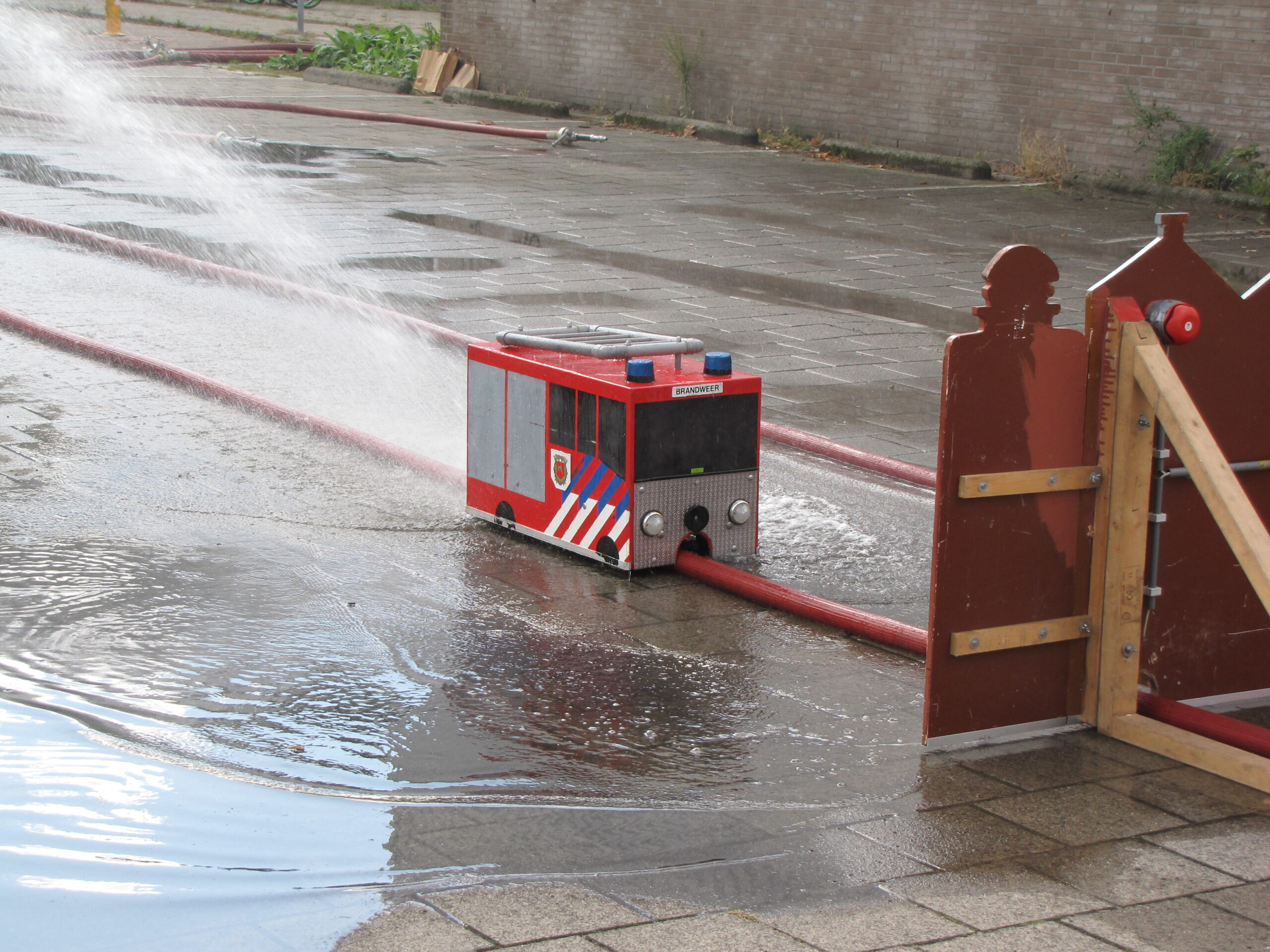 Wie krijgt de brandweerauto het snelst naar het huisje gespoten? (Foto: Paul Aalbers)