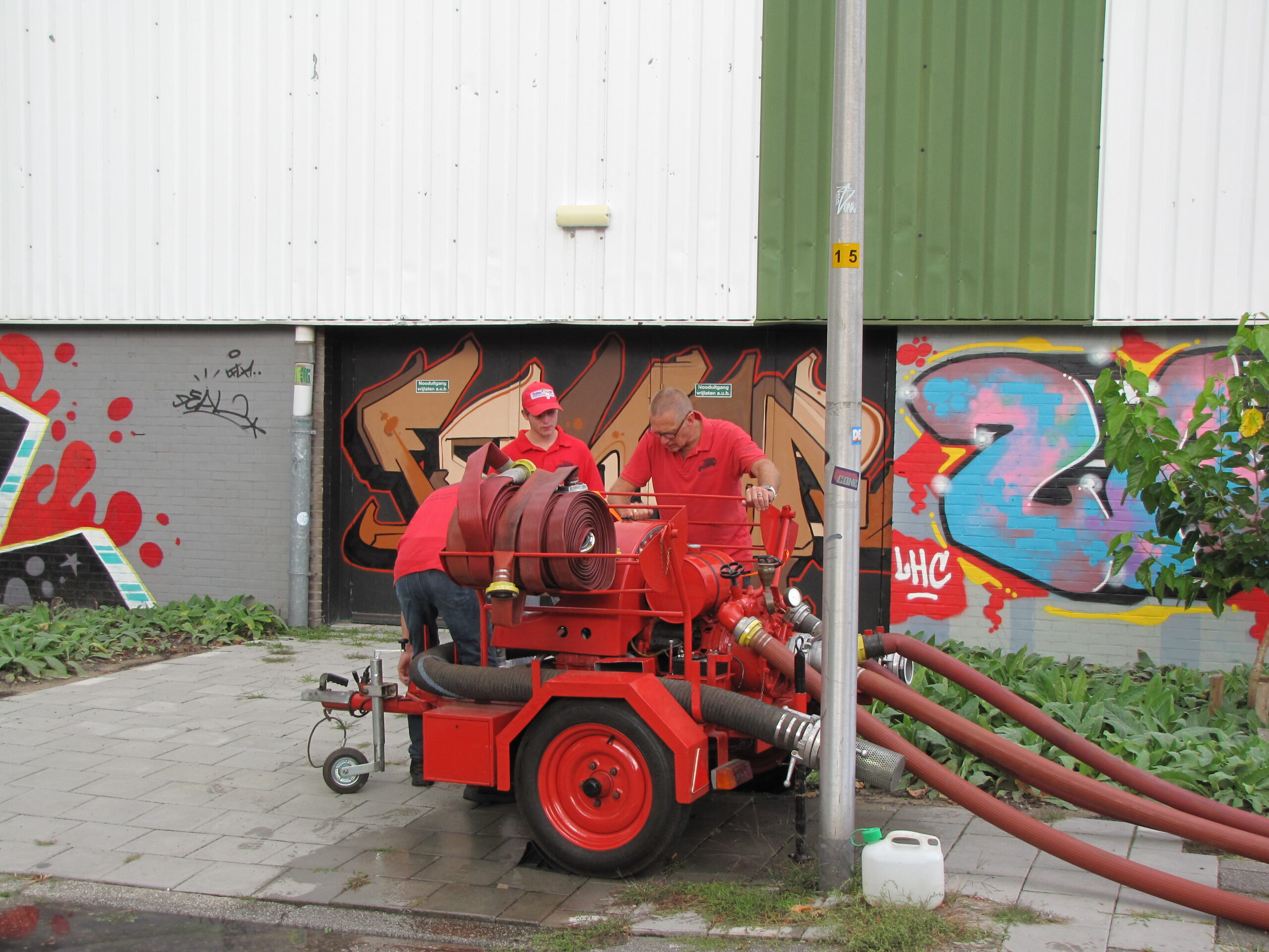 Het spuiten moest even worden stilgelegd om de pomp te repareren. (Foto: Paul Aalbers)