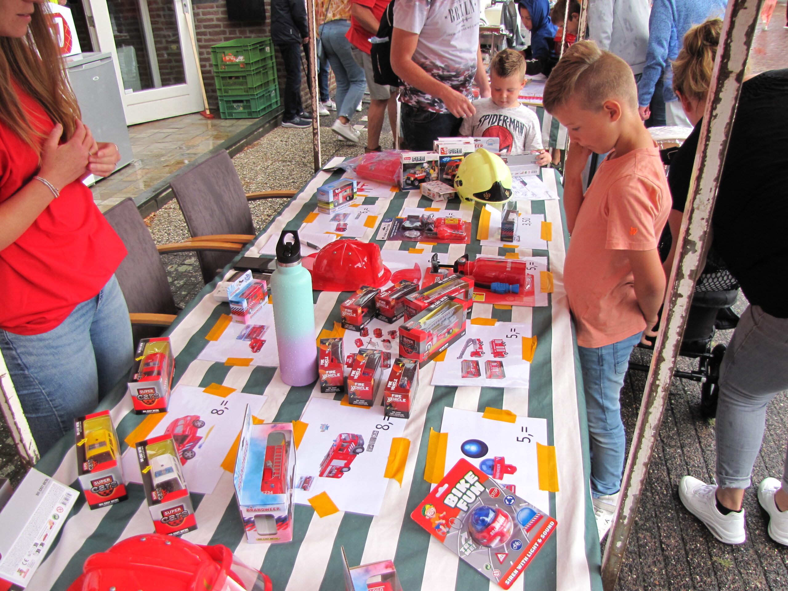 Leuke brandweerdingen te koop in kraampje. (Foto: Paul Aalbers)