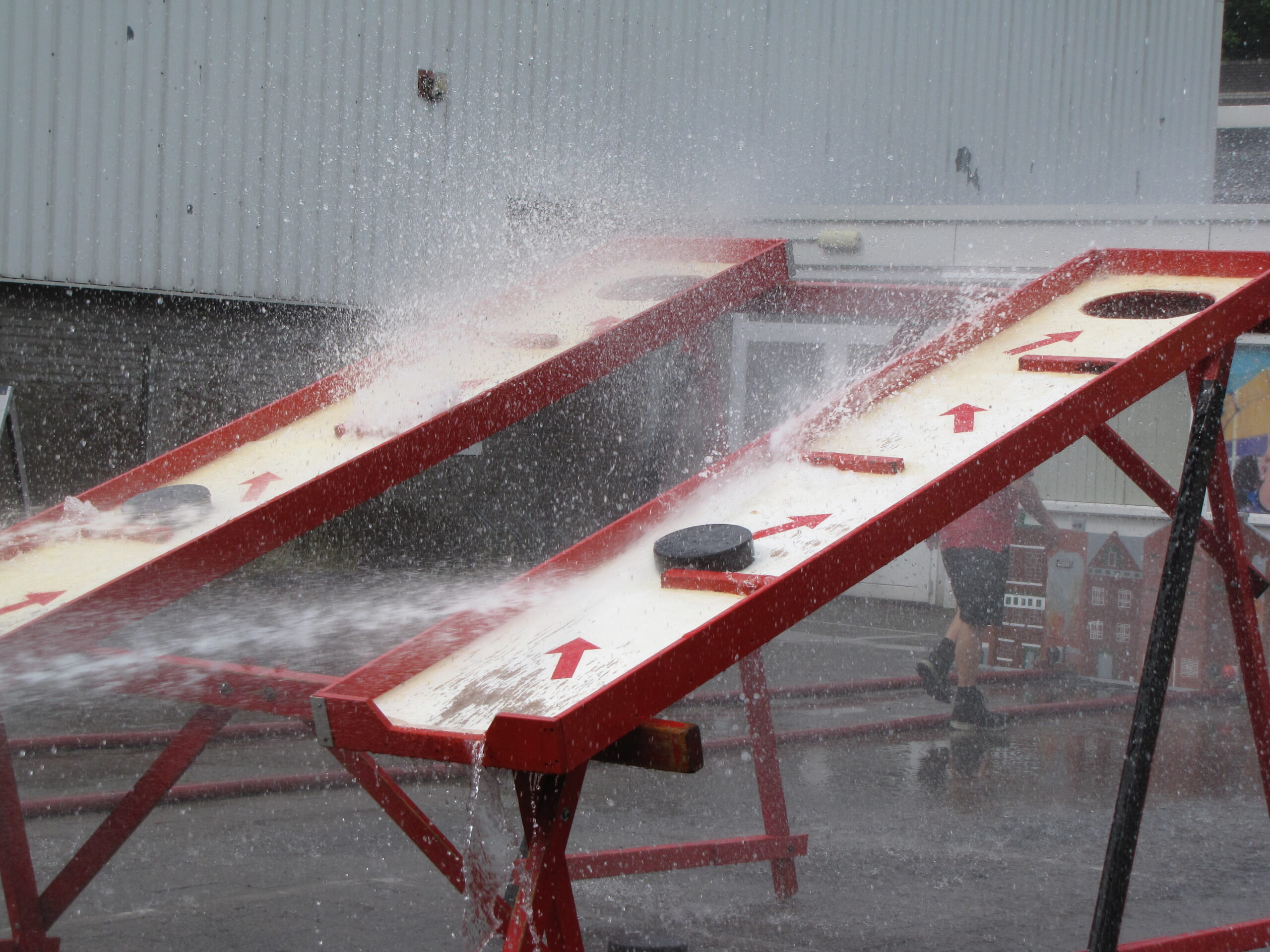 Grote sjoelstenen spuiten. (Foto: Paul Aalbers)