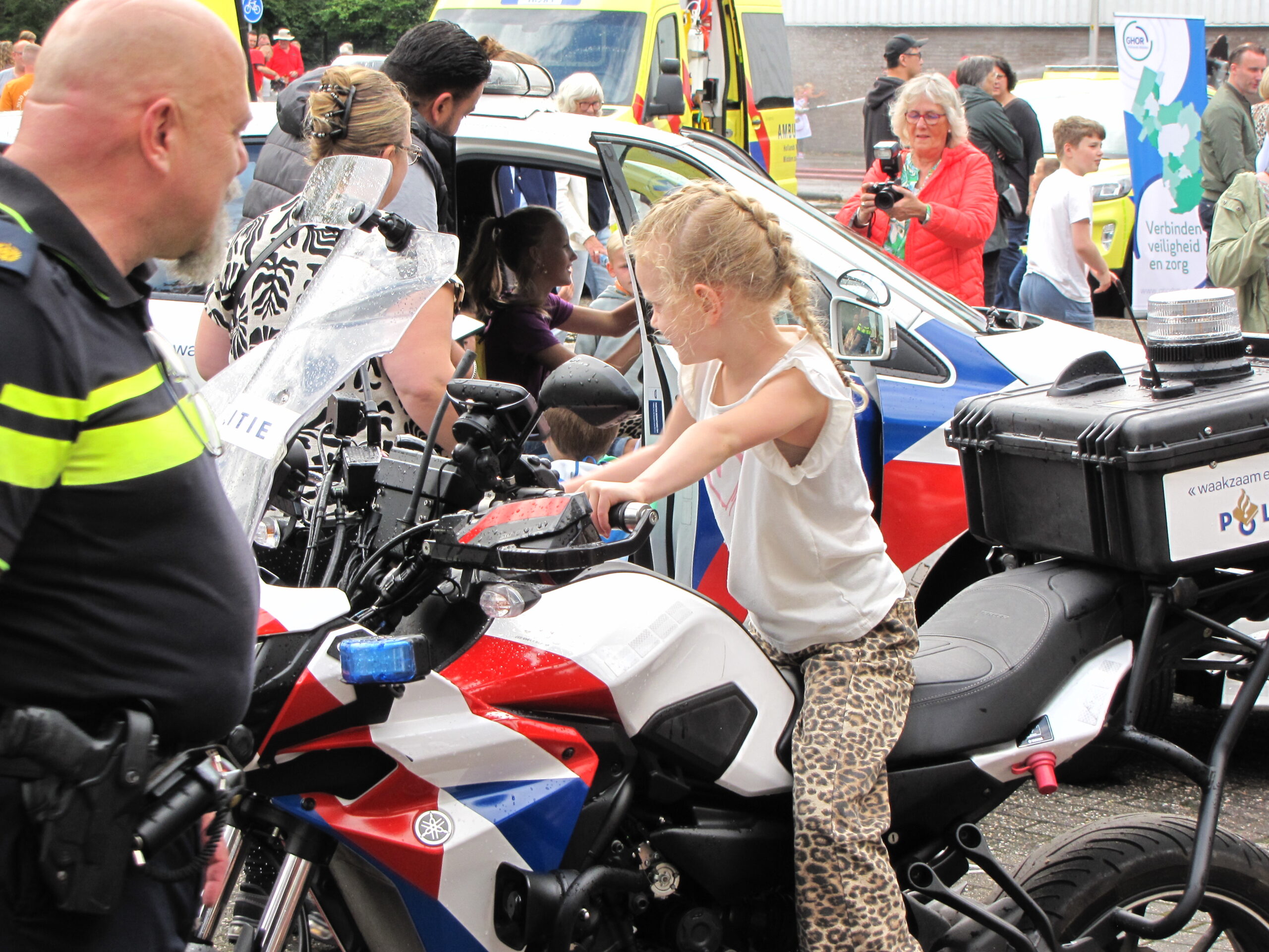 Dat doe je niet elke dag, op een politiemotor zitten. (Foto: Paul Aalbers)