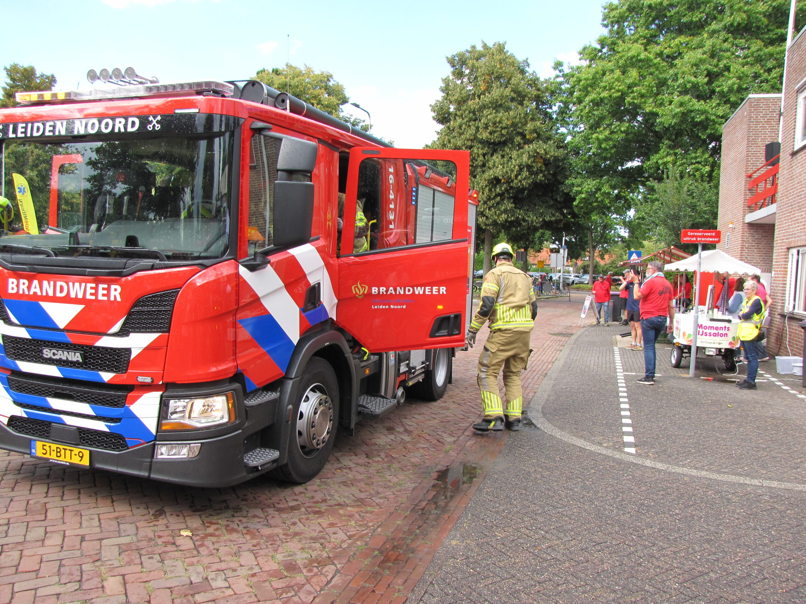 Brandweer is aangekomen, na melding over persoon in een auto. De demonstratie is begonnen. (Foto: Paul Aalbers)