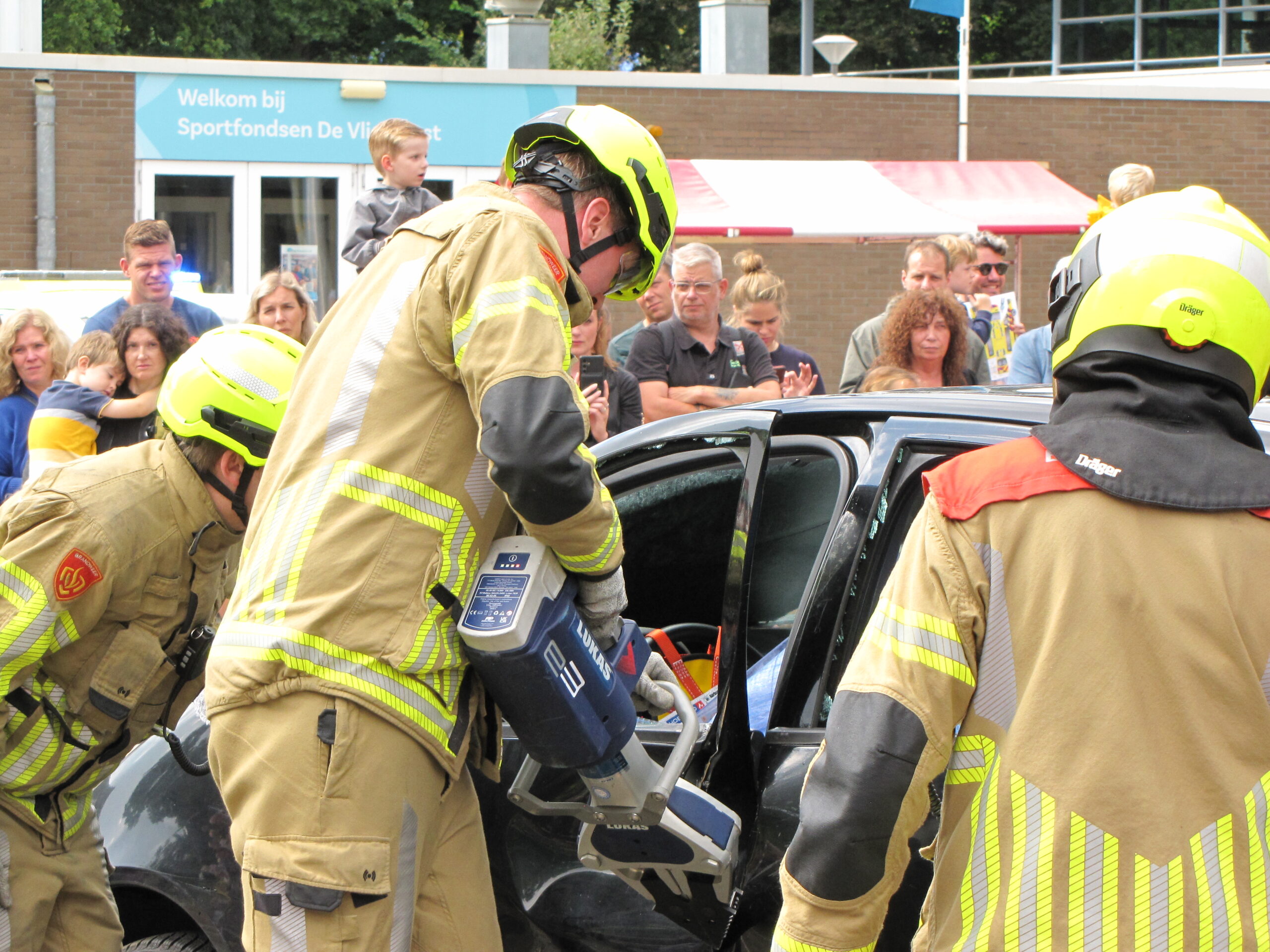 Met een zogeheten spreider wordt de deur opengemaakt. (Foto: Paul Aalbers)
