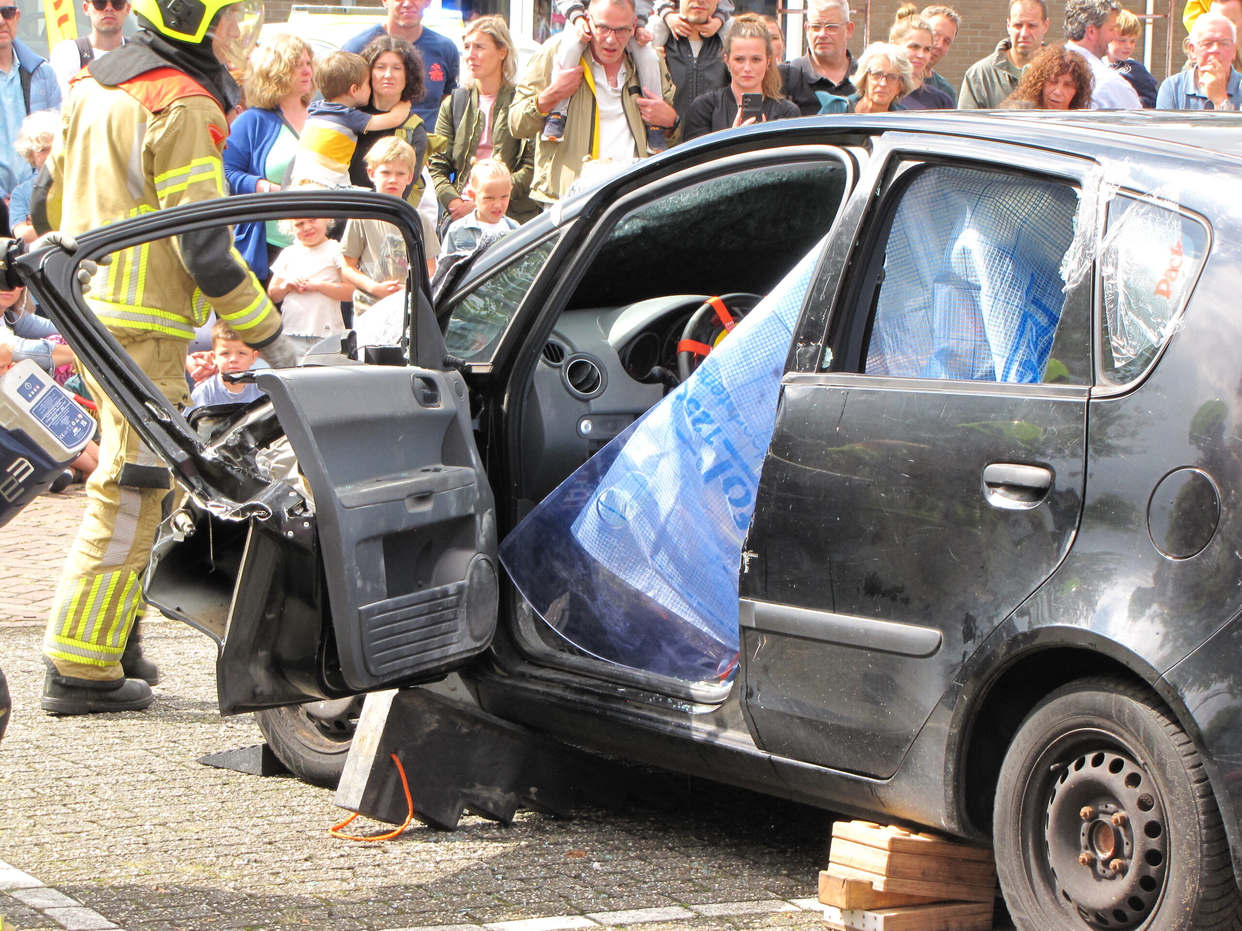 Daarna werden de scharnieren losgeknipt. (Foto: Paul Aalbers)