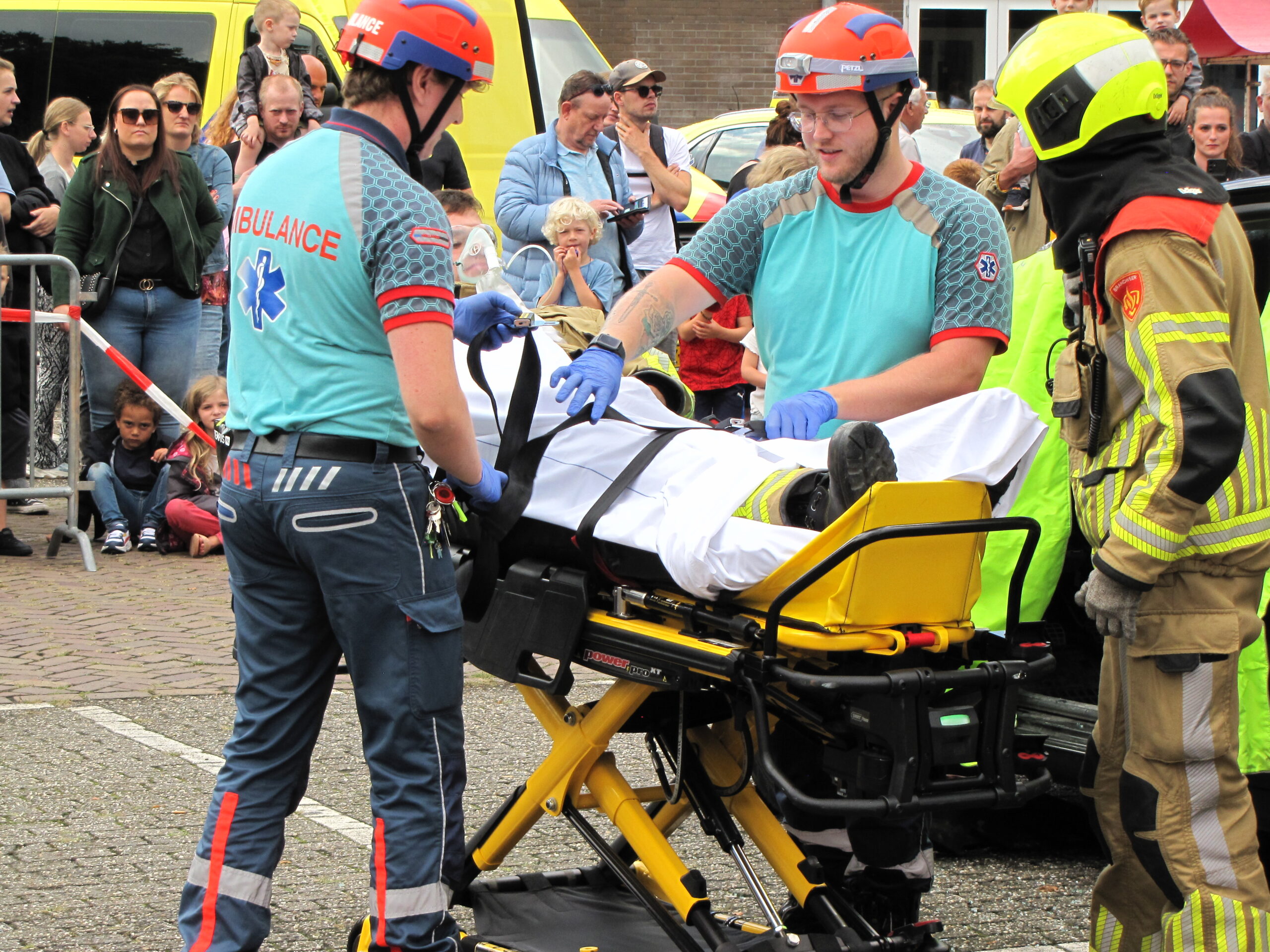 Slachtoffer op de brancard, einde van de demonstratie. (Foto: Paul Aalbers)
