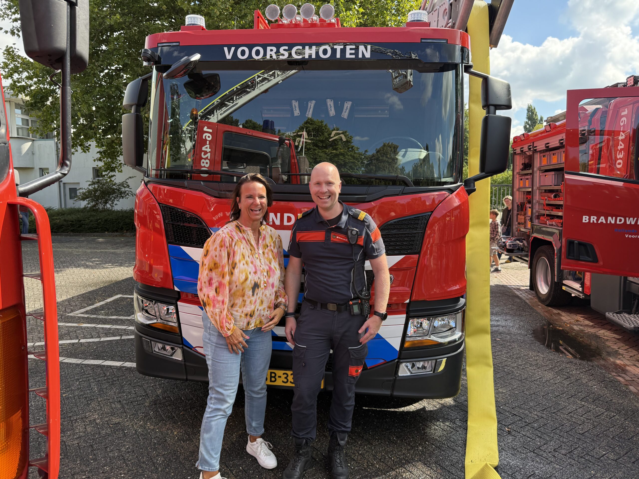 Burgemeester Nadine Stemerdink en Peter Verwaal, groepschef brandweer Voorschoten. (Foto: Paul Aalbers)