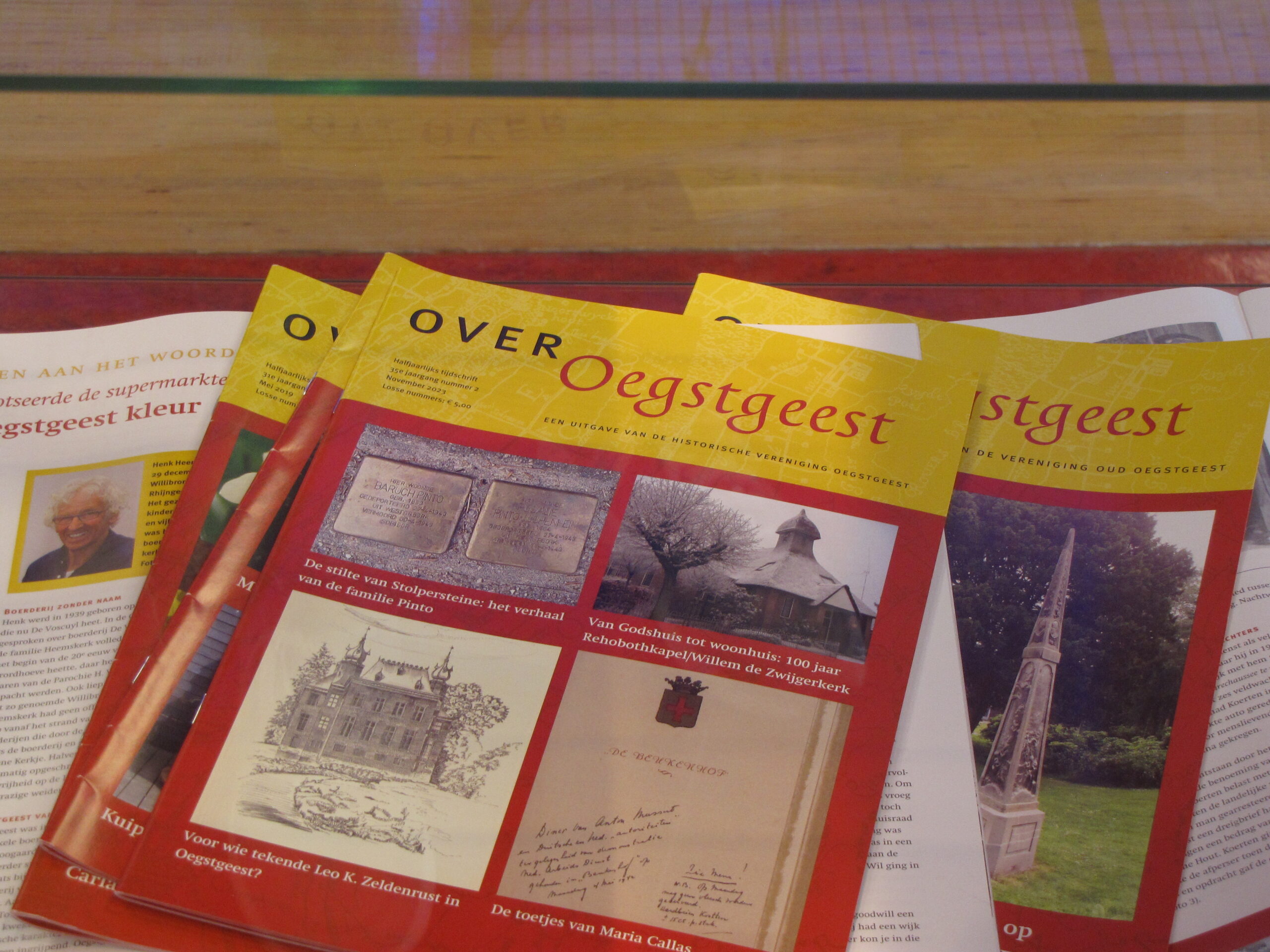 Het twee keer per jaar verschijnende tijdschrift van de Historische Vereniging Oegstgeest. (Foto: Paul Aalbers)