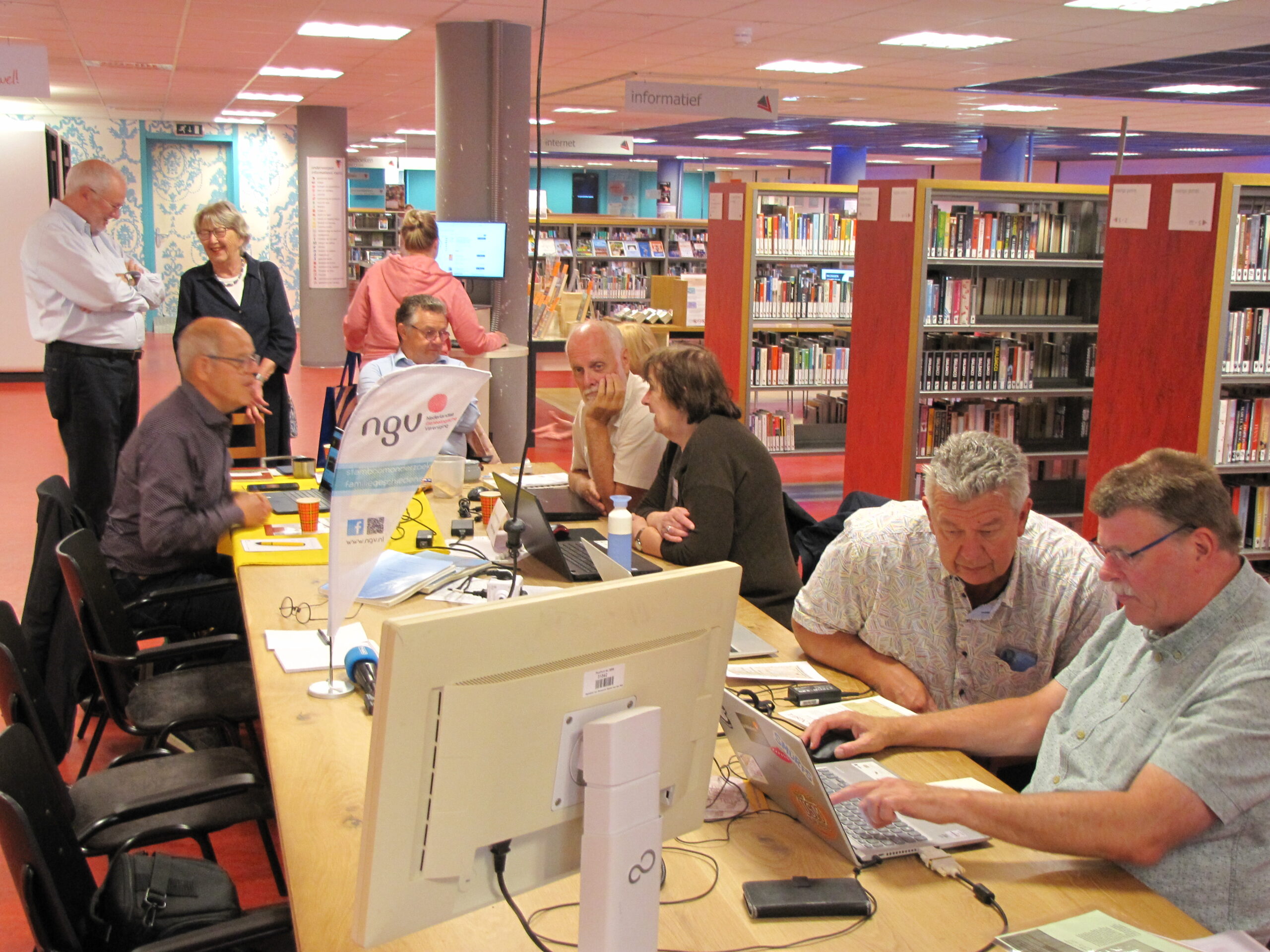 Beeld van de vrijwilligers, klaar voor het beantwoorden van allerlei vragen. (Foto: Paul Aalbers)