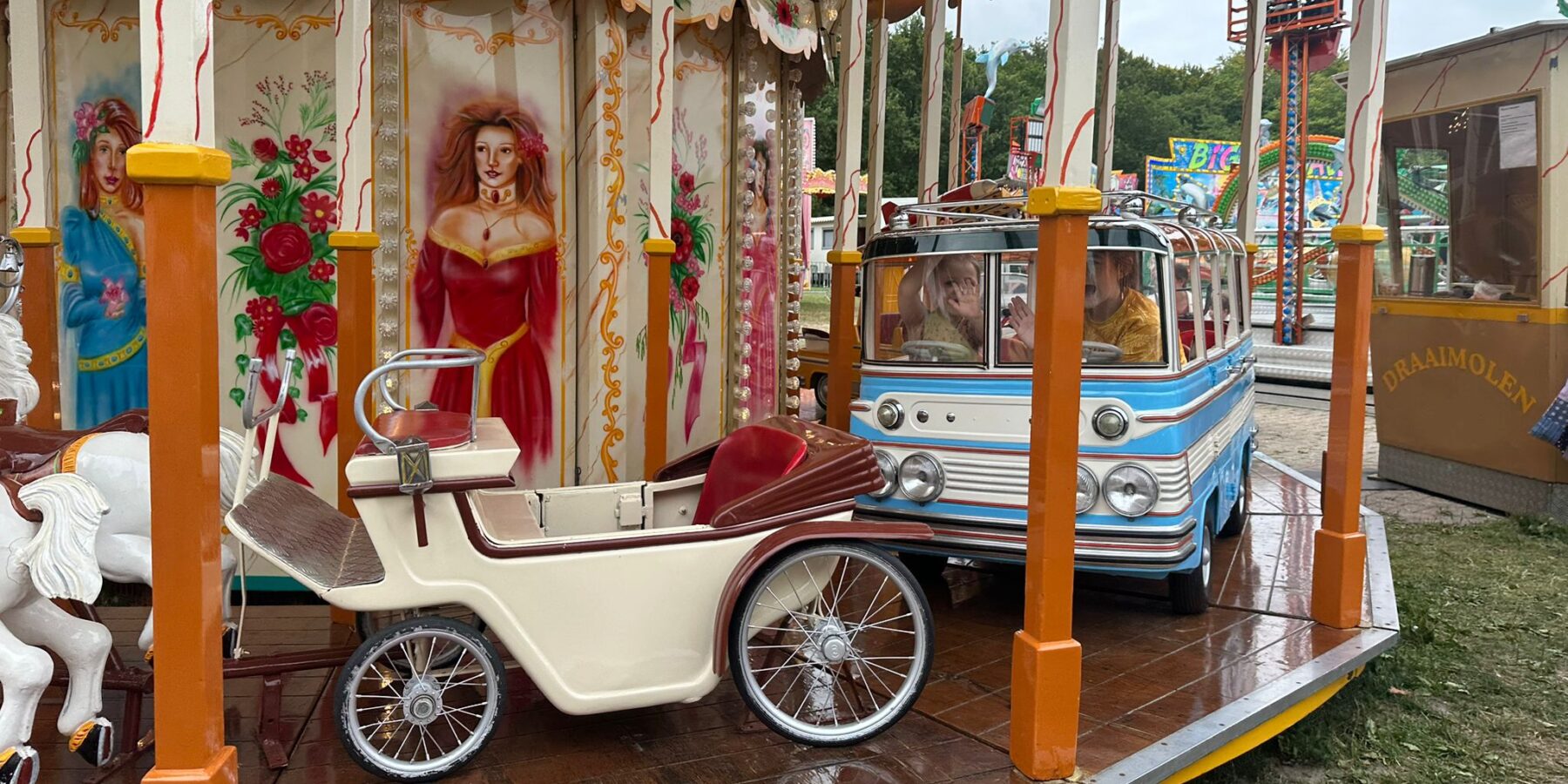 Een draaimolen op de Kermis van Wassenaar ter illustratie voor de Kinderkermis op de Beestenmarkt in Leiden