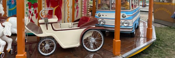 Een draaimolen op de Kermis van Wassenaar ter illustratie voor de Kinderkermis op de Beestenmarkt in Leiden