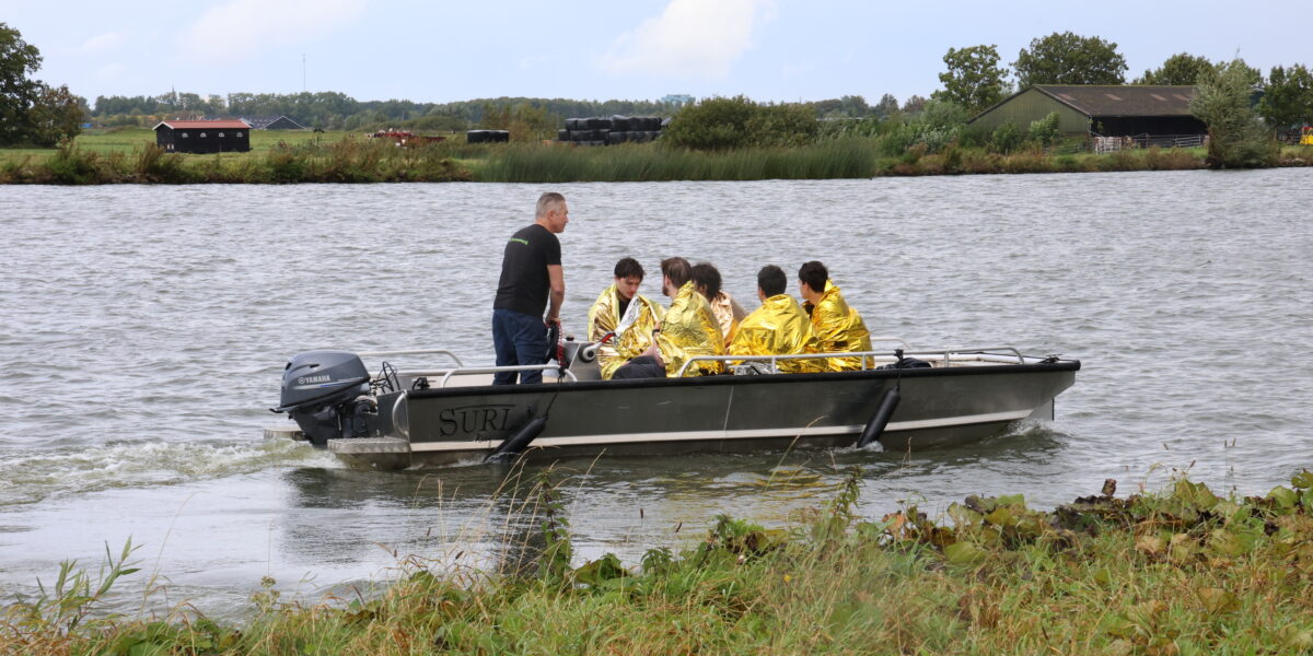 Zeilers worden overvallen door hoosbui: boot slaat om