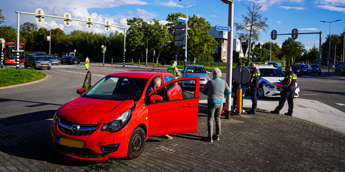 Stoplichten buiten werking: twee auto's botsen op kruising Persant Snoepweg