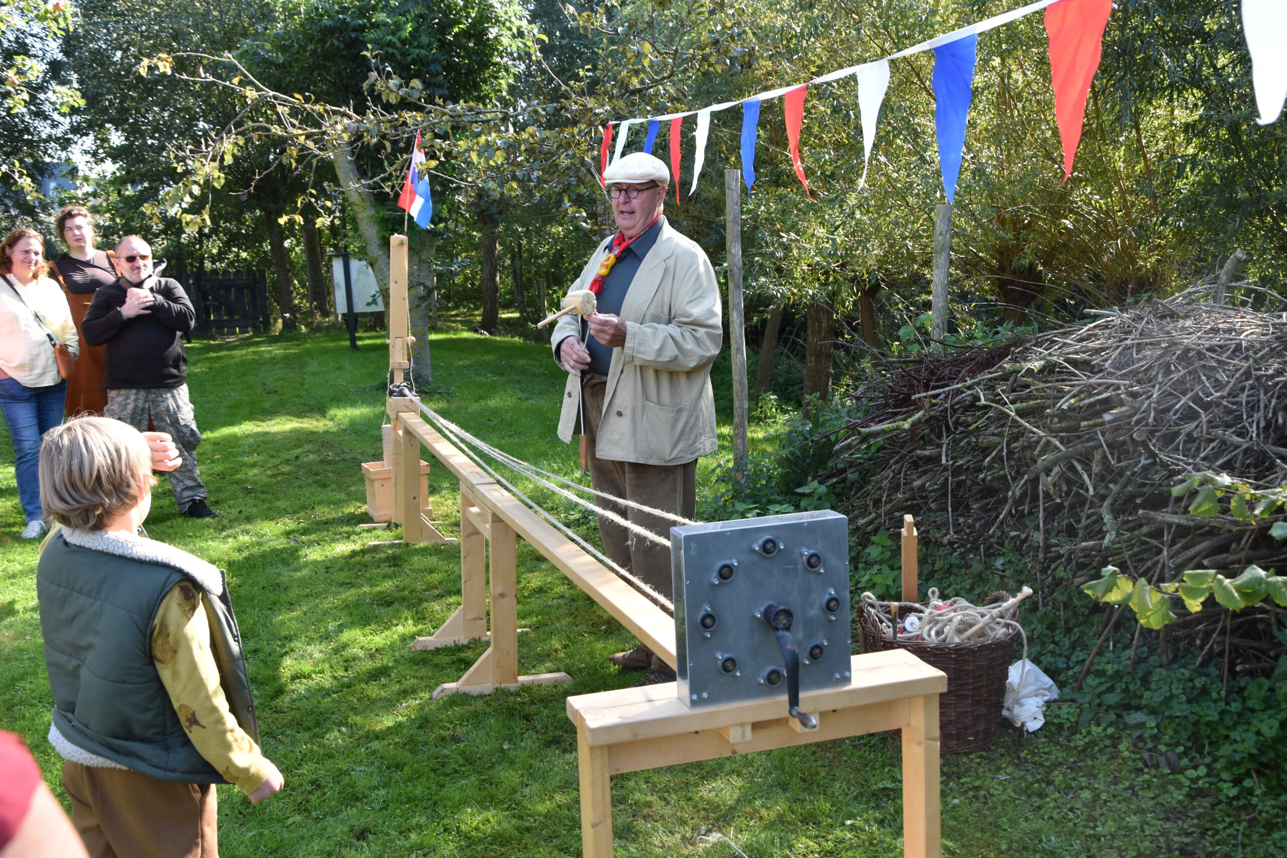 Demonstratie touw maken (Foto: Peter van Delft)