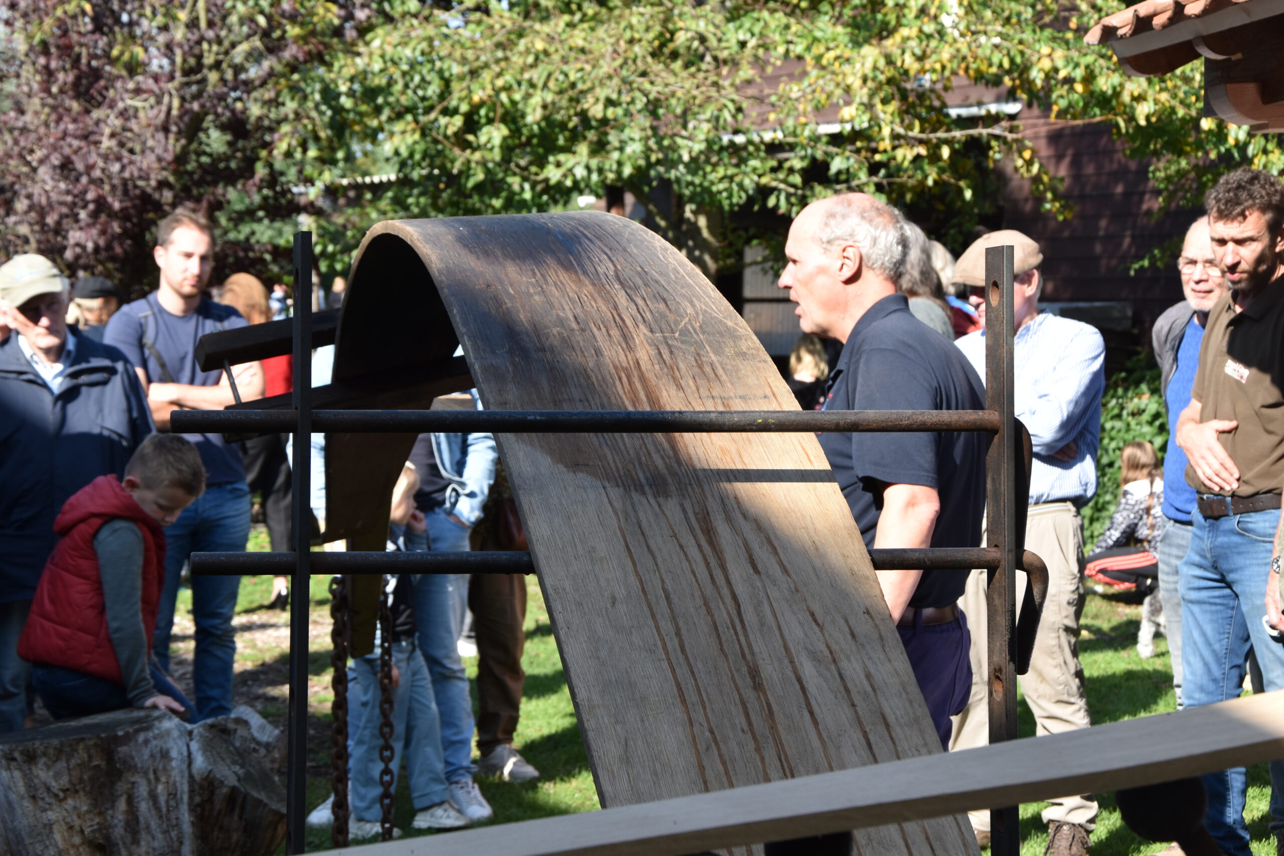 Het krommen een plank (Foto: Peter van Delft)