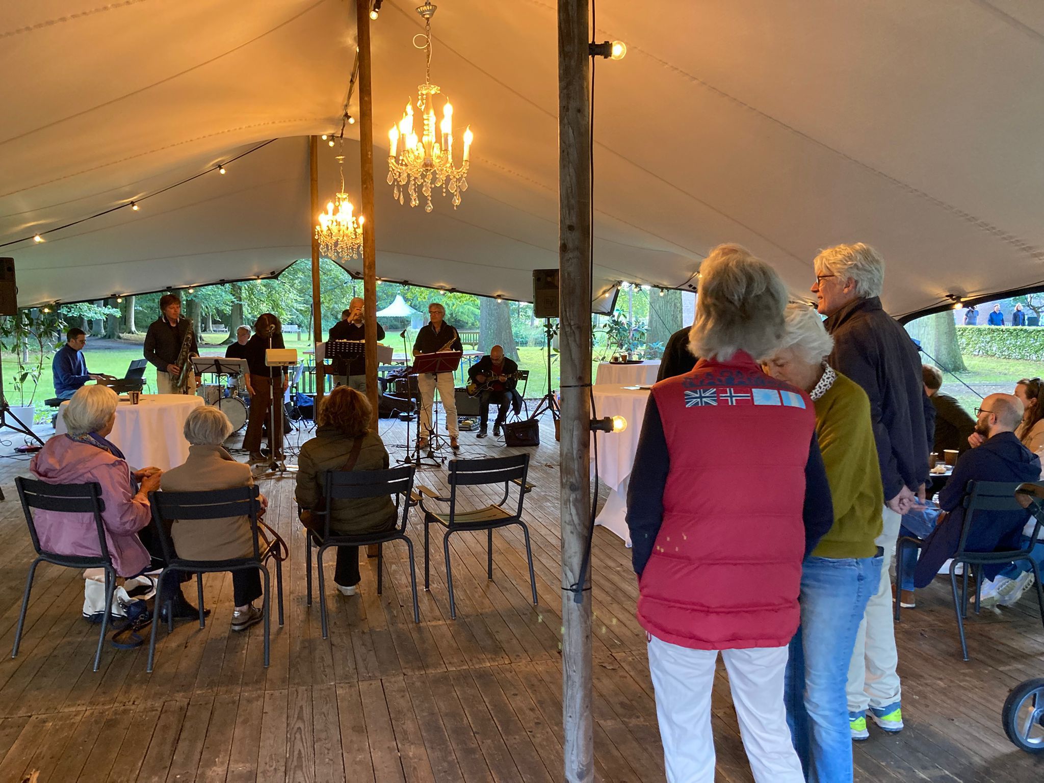 Jazzband Blue Friends geeft een Osger jazz koffieconcert. (Foto: Hanneke de Ridder)