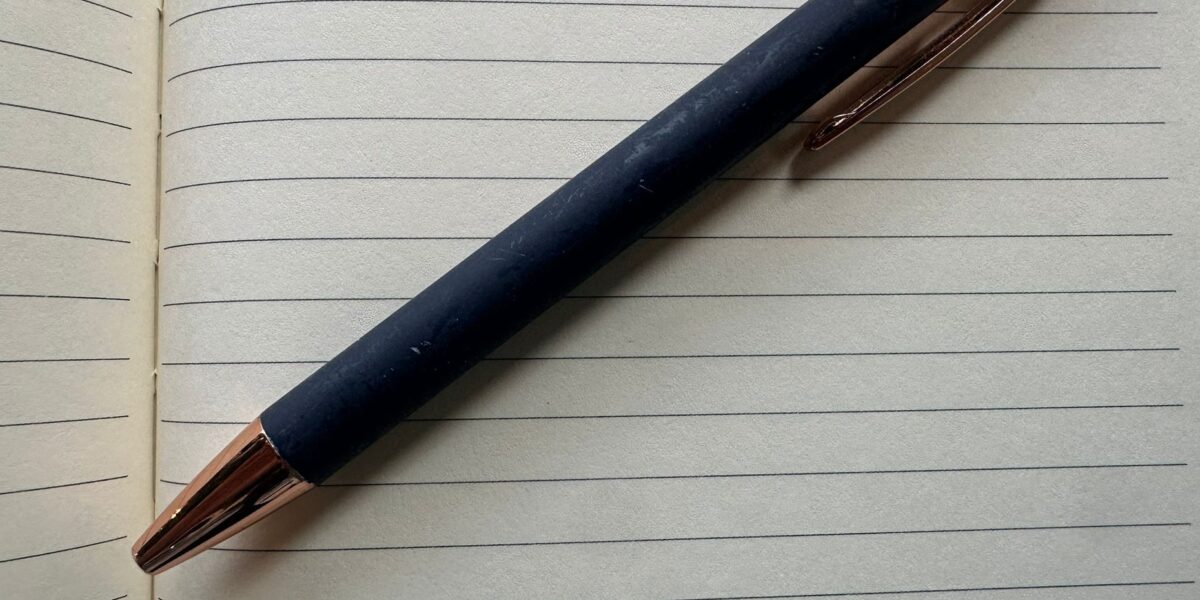 Wethouder Gebke van Gaal oefent voor het Groot Leiderdorps Dictee bij Centraal+