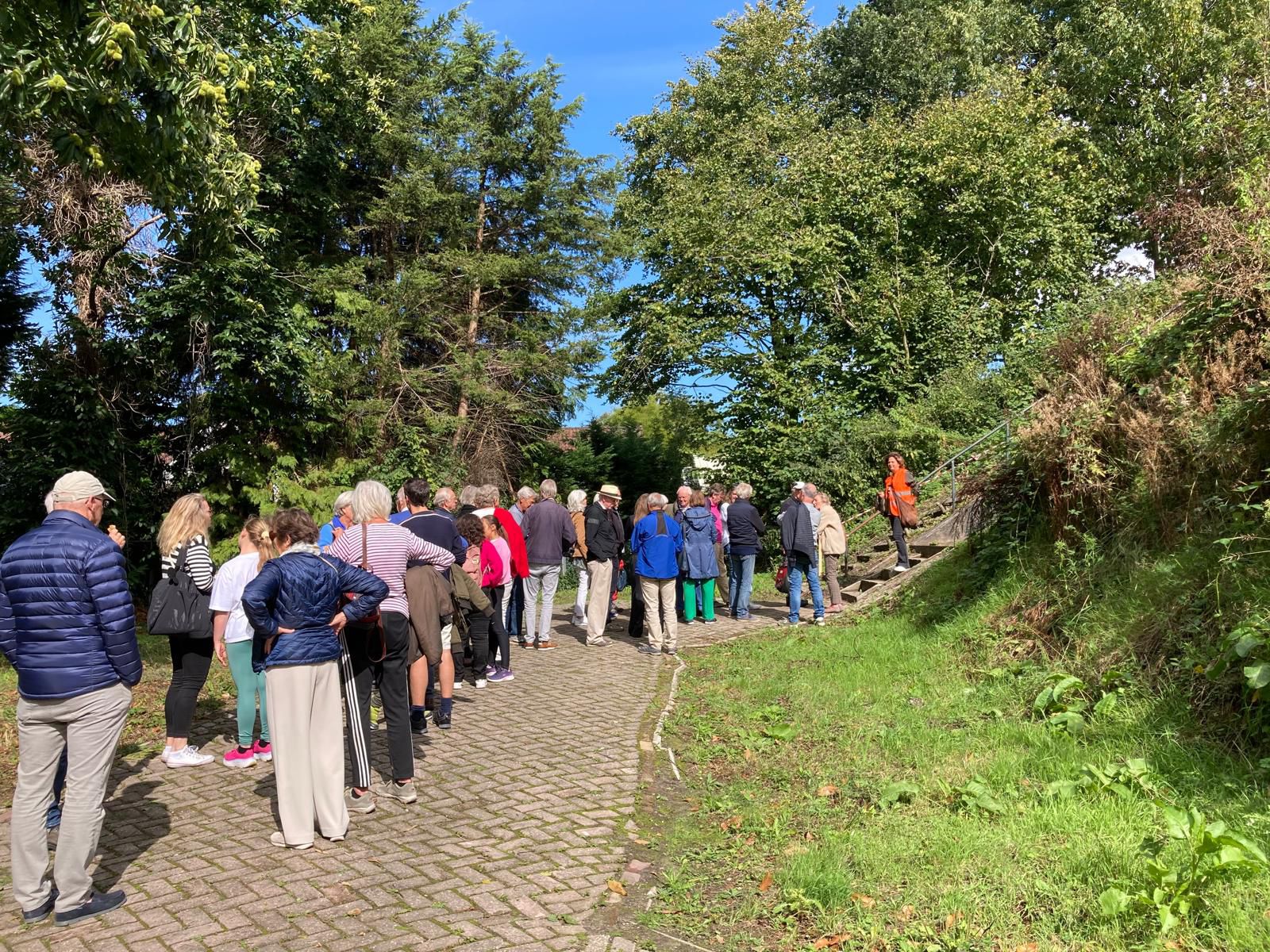 Wachten op toegang tot de bunker. (Foto: Hanneke de Ridder)
