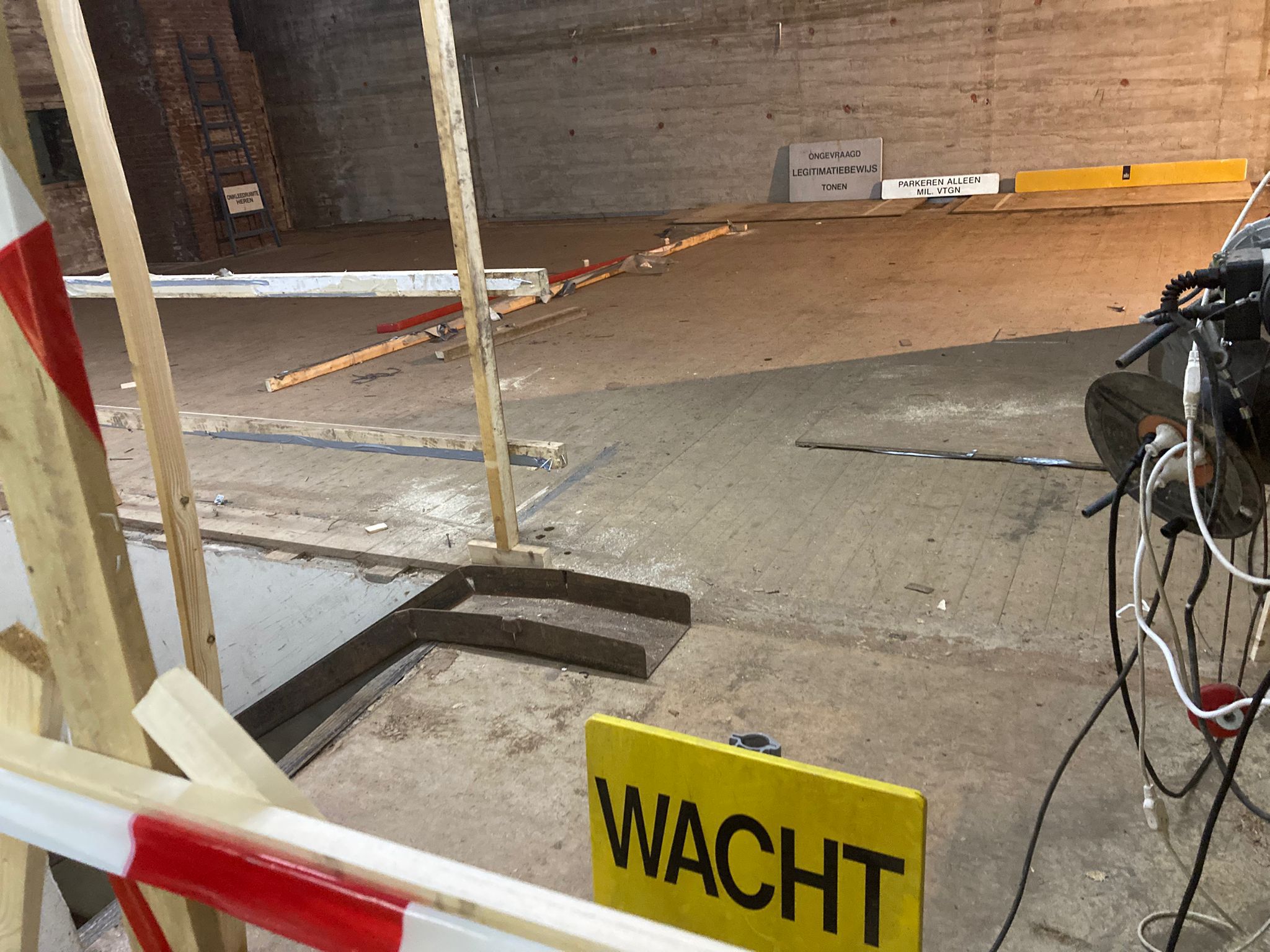 Hier moet nog wat gebeuren. Opvallend dat oude bordjes als