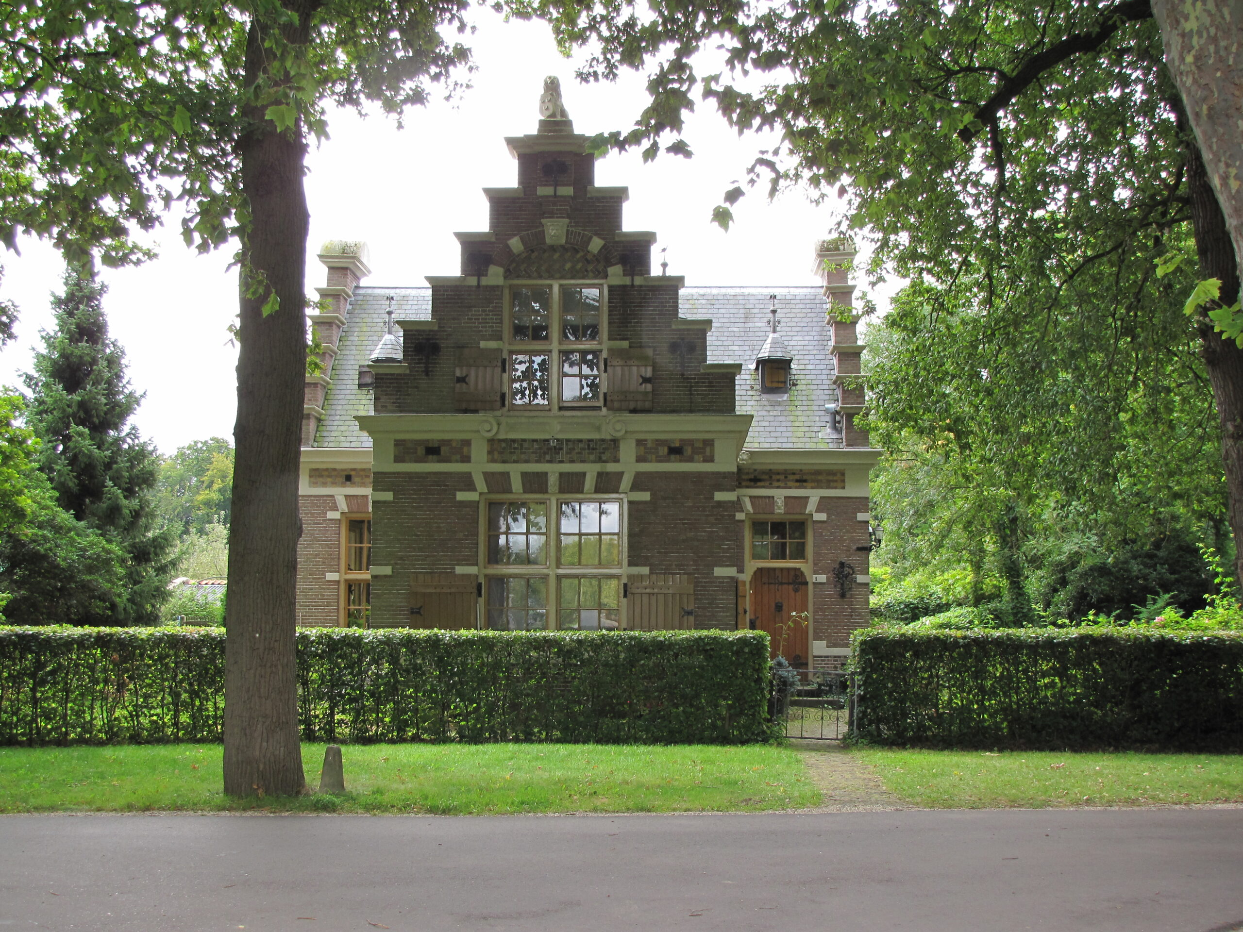 Eén van de gebouwen op het landgoed Duivenvoorde. (Foto: Paul Aalbers)