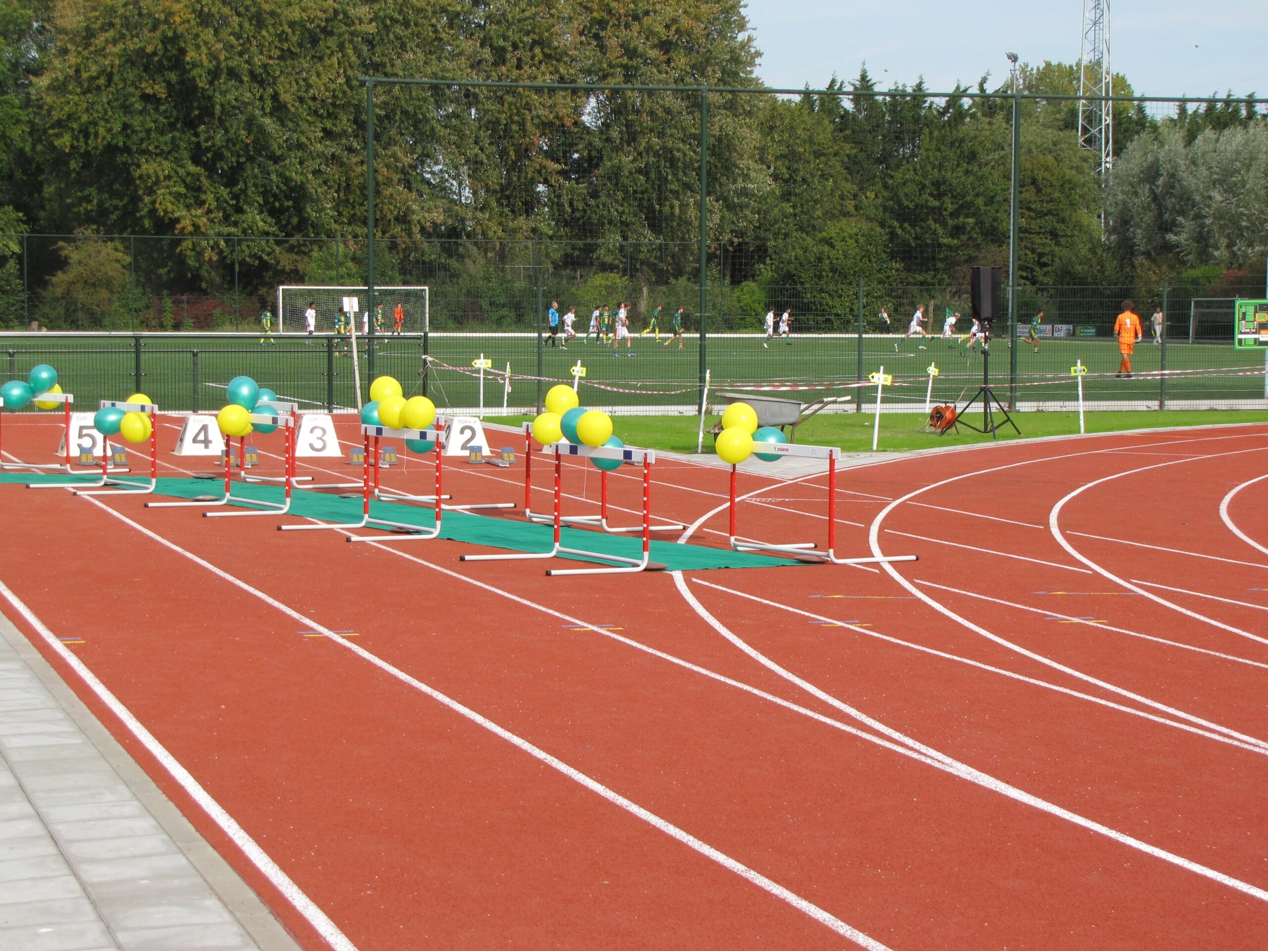 De nieuwe baan, versierd in de clubkleuren, is klaar voor de opening. (Foto: Paul Aalbers)