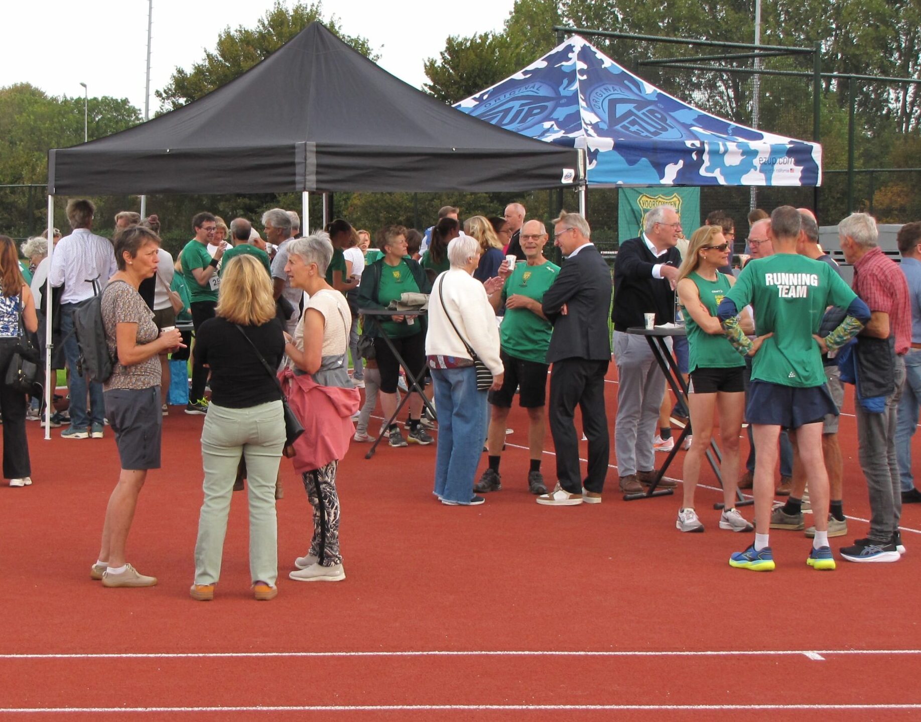 Voor de opening is wethouder Hubert Schokker in gesprek met Adrie Ferguson, de weduwe van Rob Ferguson. (Foto: Paul Aalbers)